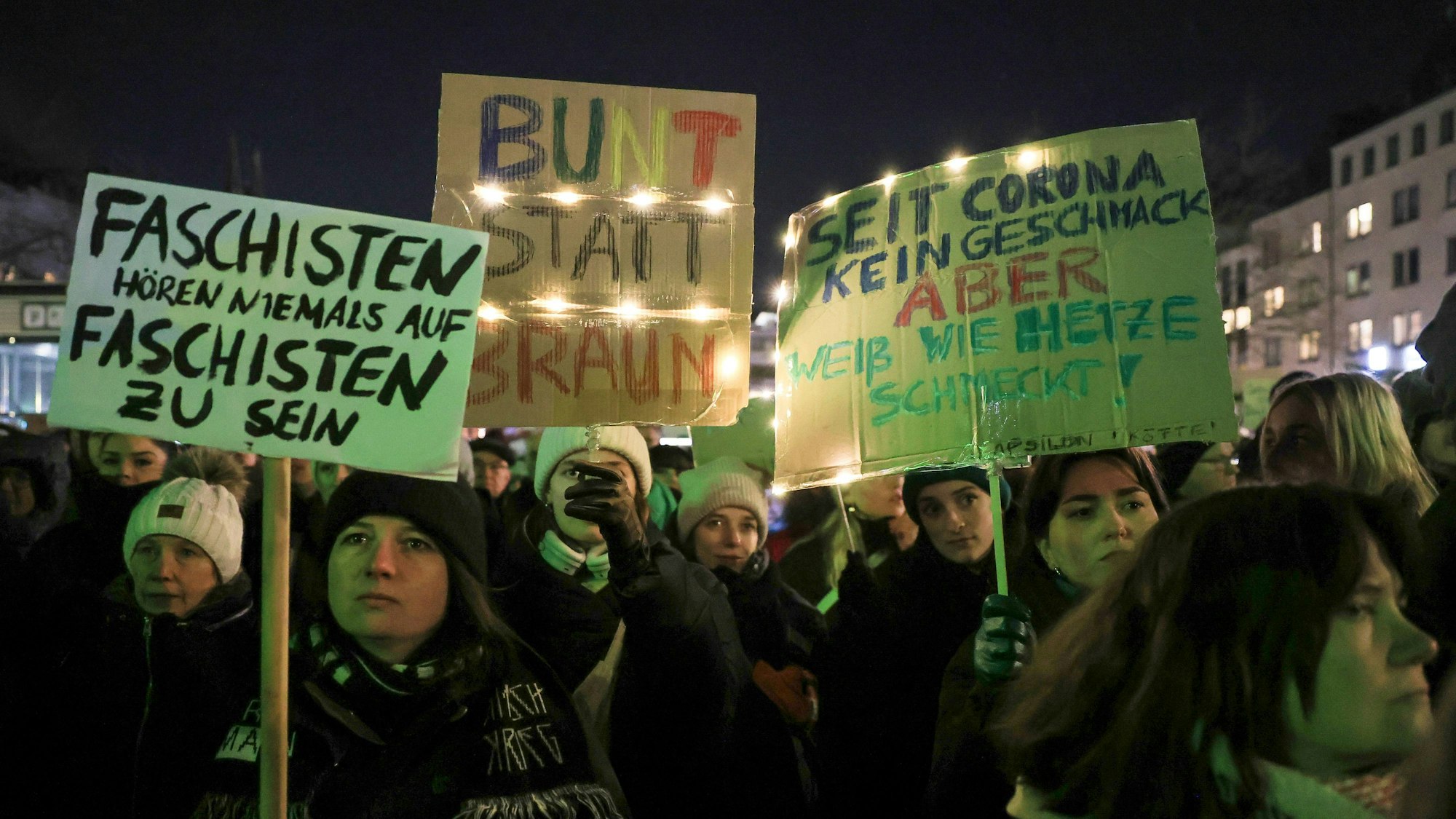 Köln: Demonstration auf dem Heumarkt mit dem Slogan „Gemeinsam gegen den Rechtsruck“. Zu sehen sind Demonstranten mit Plakaten.