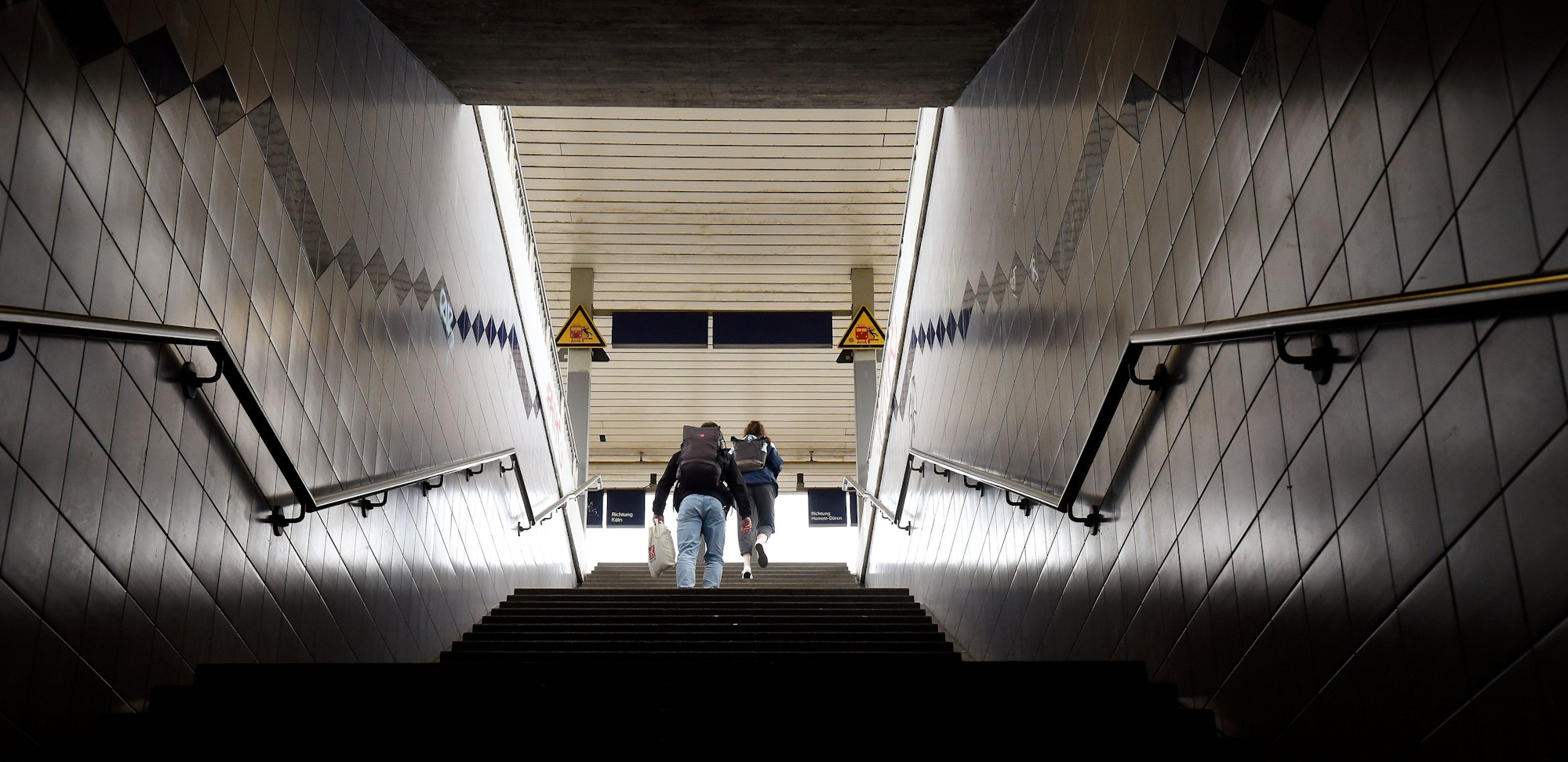 Eine lange Treppe führt auf den Bahnsteig am Bahnhof Köln-Lövenich