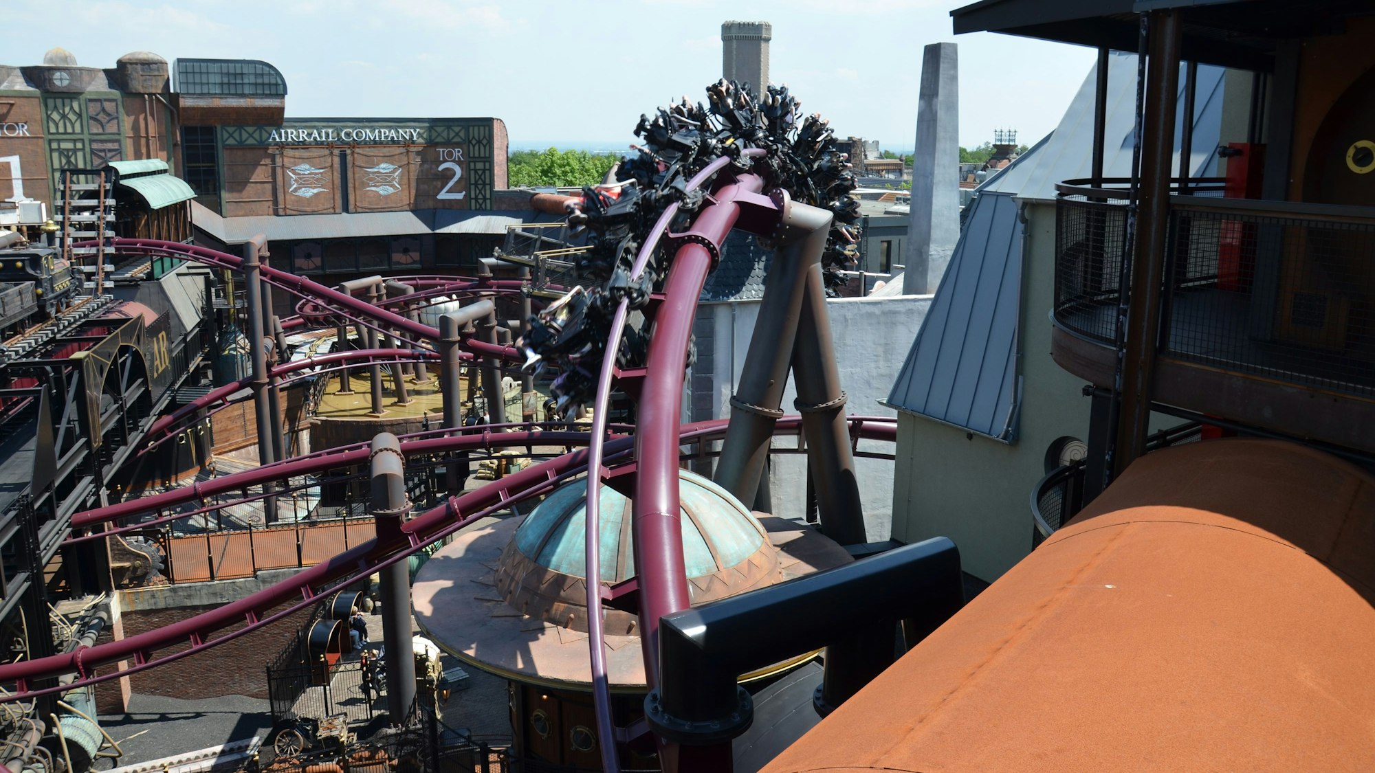 Die Achterbahn F.L.Y. fährt durch das Hotel Charles Lindbergh in der Themenwelt Rookburgh im Phantasialand.