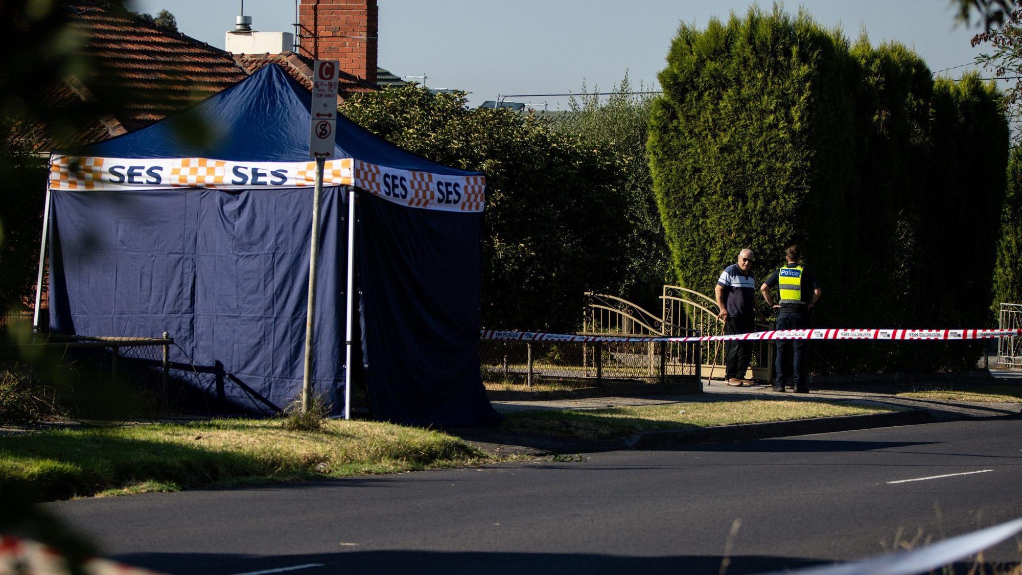 Melbourne: Eine Polizistin spricht nach dem Fund einer Leiche in der Albert Street im Vorort Preston mit einem Anwohner. Der Mann war aus einem Heißluftballon gestürzt,