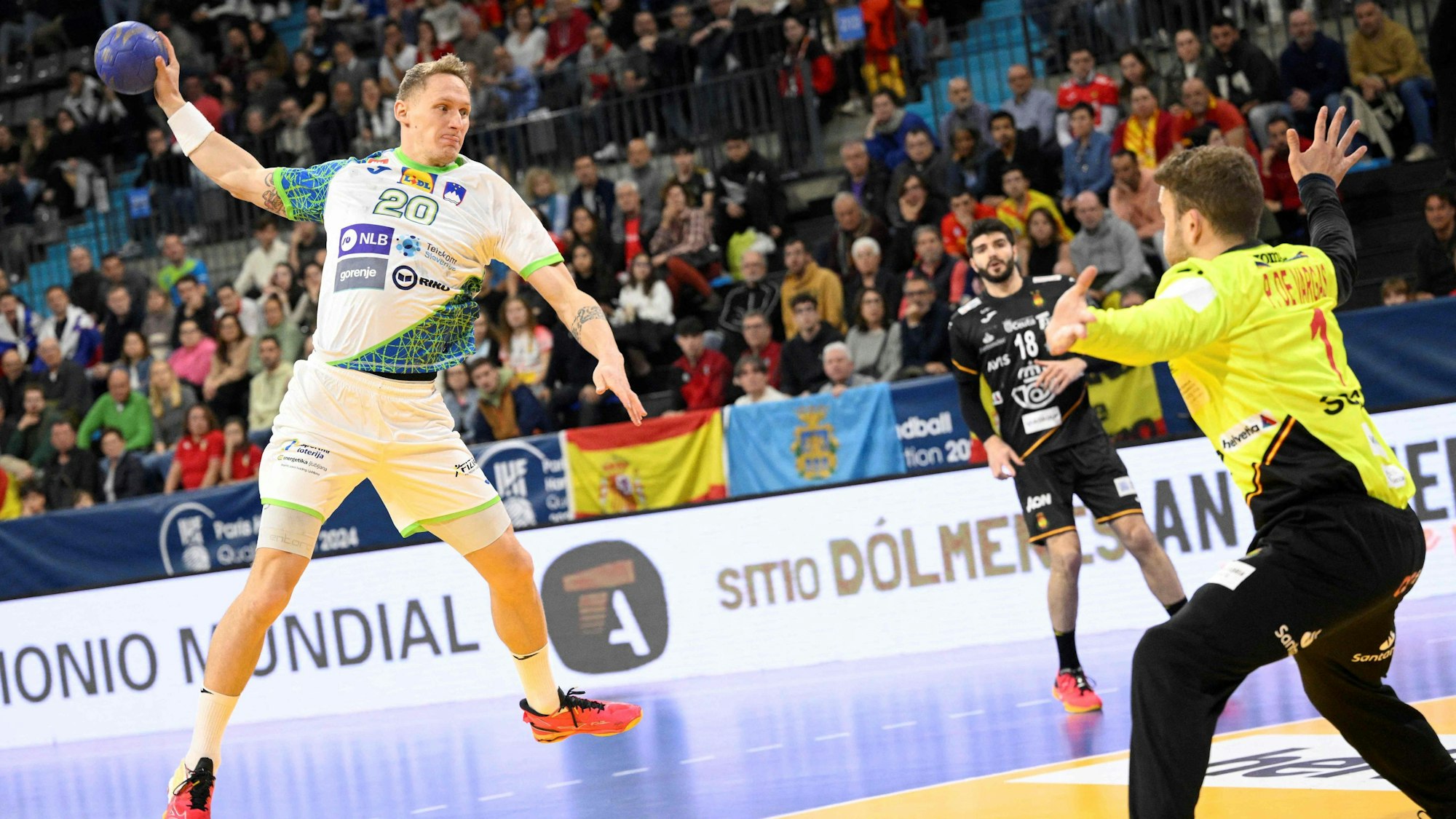 Tilen Kodrin springt mit dem Ball in der rechten Hand auf Spaniens Torhüter  Gonzalo Perez de Vargas zu.