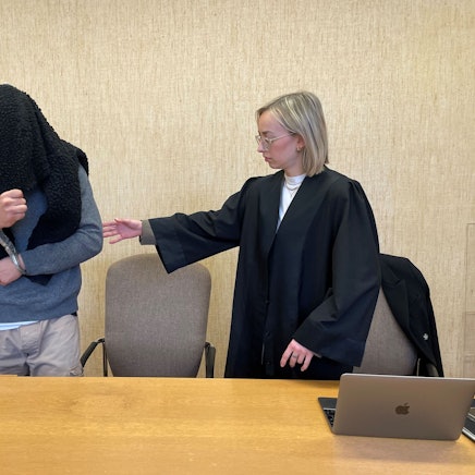 Der Mordverdächtige (26) mit seiner Verteidigerin Anne Kieven im Amtsgericht