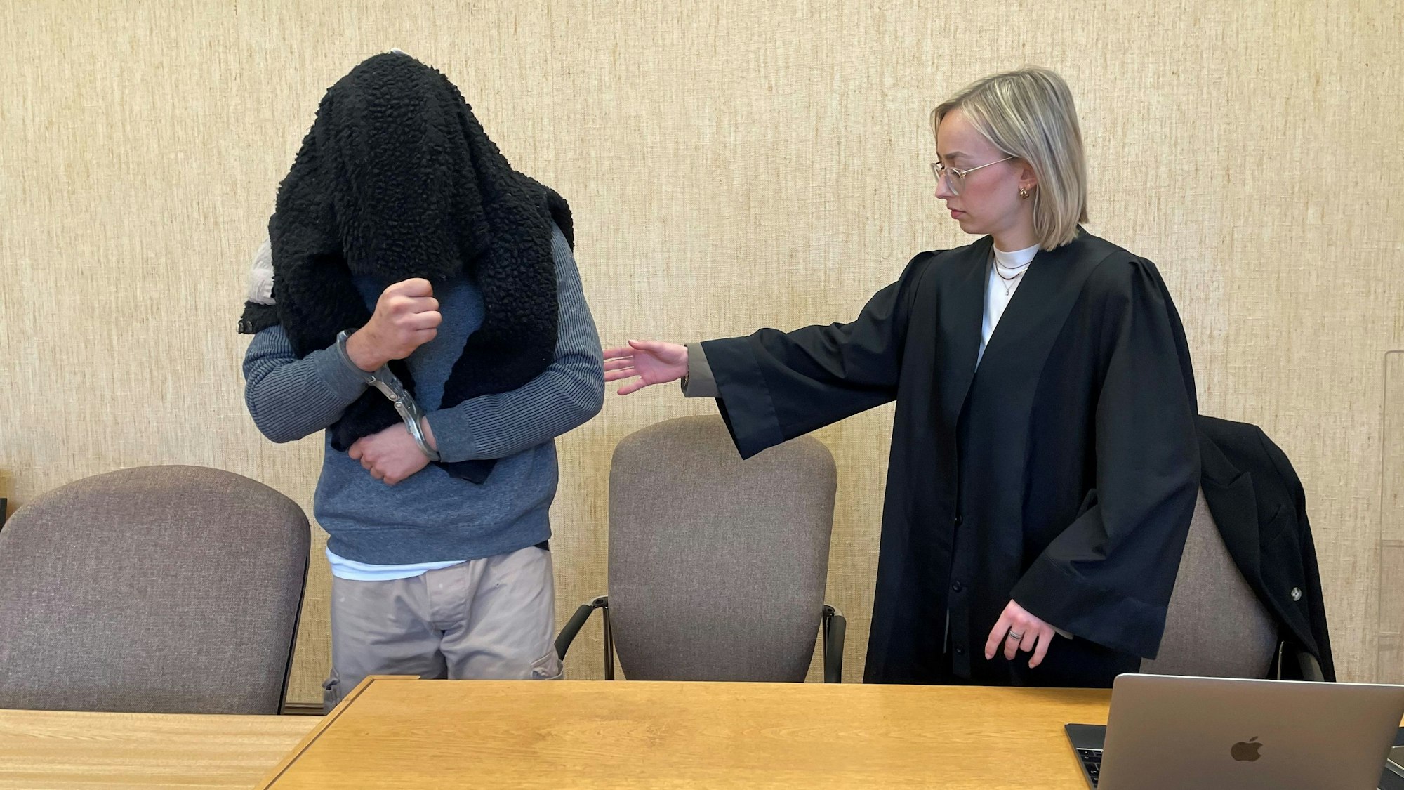 Der Mordverdächtige (26) mit seiner Verteidigerin Anne Kieven im Amtsgericht