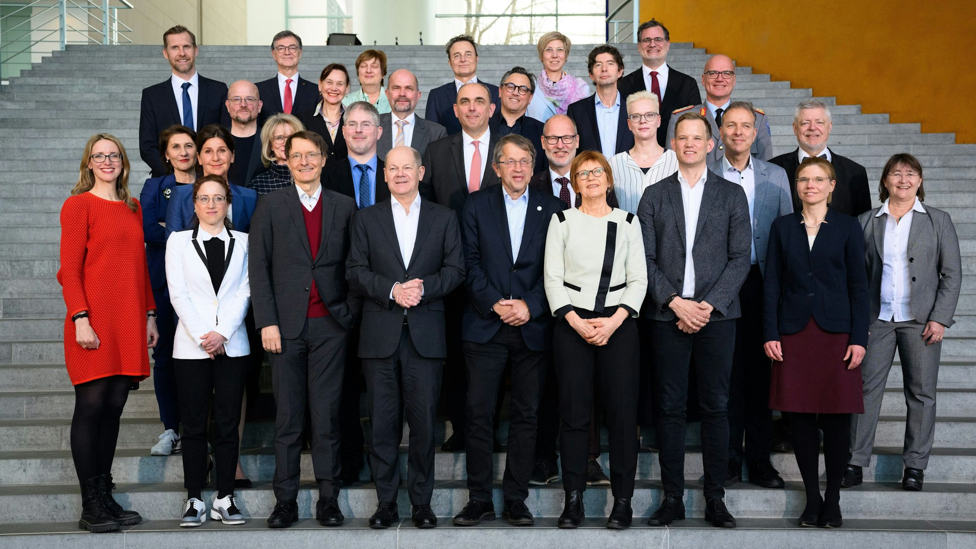 Bundeskanzler Olaf Scholz (SPD, 1. Reihe, 4.v.l) und Karl Lauterbach (SPD, 1. Reihe, 3.v.l), Bundesminister für Gesundheit, stehen vor der konstituierenden Sitzung des Expertenrates „Gesundheit und Resilienz“ mit Mitgliedern des Rates für ein Gruppenbild im Bundeskanzleramt zusammen.