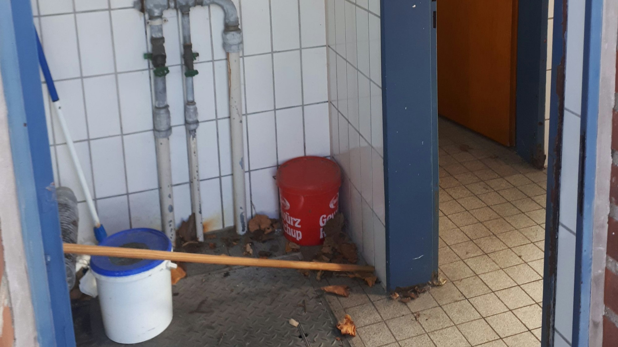 Der WC-Trakt am Longericher Markt ist in schlechtem Zustand.