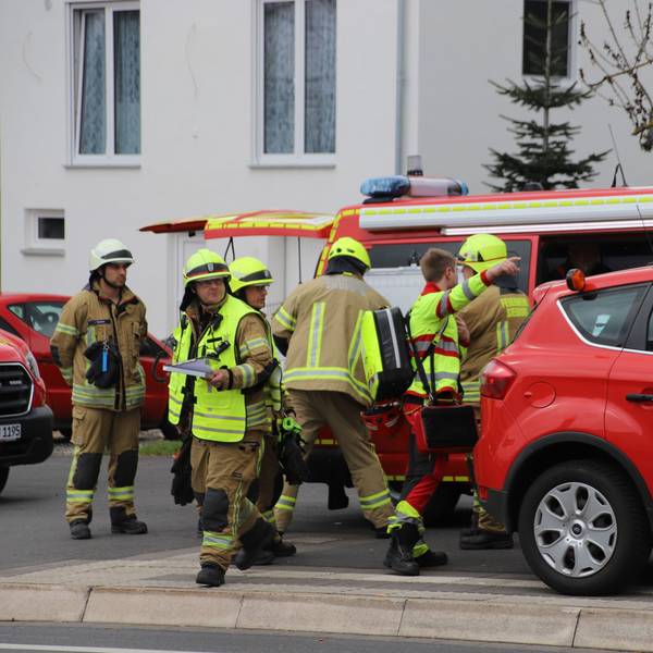 Die Belastungen für die hauptamtlichen Feuerwehrleute, wie hier bei einem Einsatz in Siegburg, sind hoch.