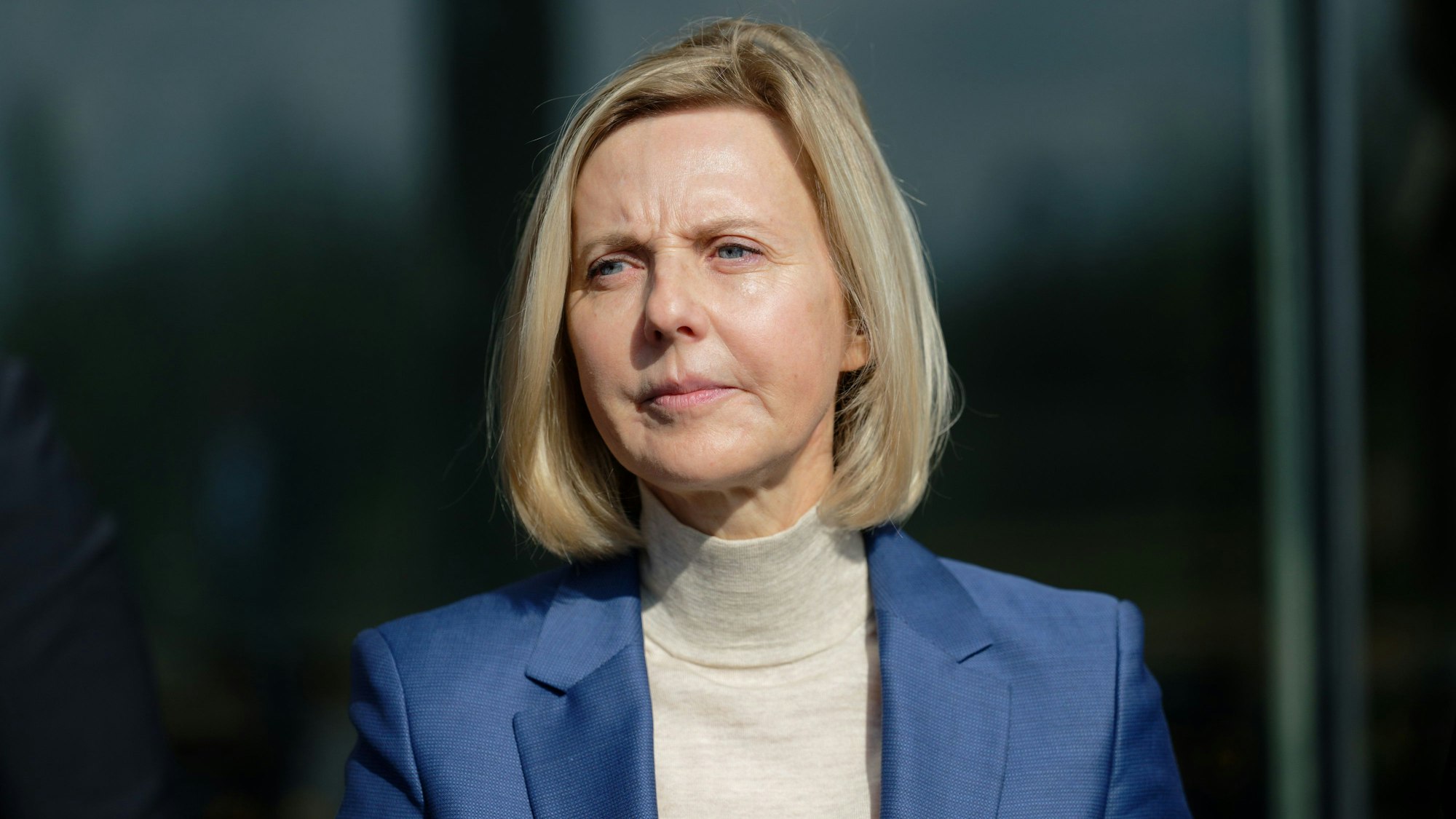 18.03.2024, Nordrhein-Westfalen, Elsdorf: Marianne Janik, Vorsitzende der Geschäftsführung von Microsoft Deutschland, steht vor einer gemeinsamen Pressekonferenz mit NRW Ministerpräsident Wüst zum Thema "Von der Kohle zur KI" vor dem Veranstaltungsort "Forum Terra Nova". Foto: Henning Kaiser/dpa +++ dpa-Bildfunk +++