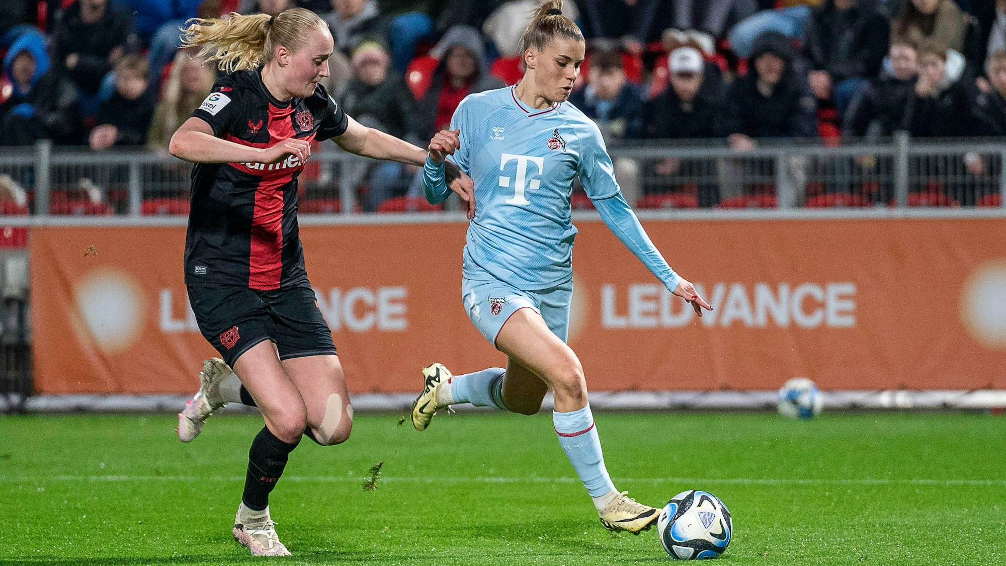 Zweikampf zwischen Emilie Bragstad Bayer 04 Leverkusen, 14 und Selina Cerci 1. FC Koeln, 29, rechts. Fussball: Google Pixel Frauen-Bundesliga, Saison 2023/2024, 16. Spieltag, Bayer 04 Leverkusen - 1. FC Koeln am 18.03.2024 im Ulrich-Haberland Stadion in Leverkusen. Wichtiger Hinweis: Gemaess den Vorgaben der DFL Deutsche Fussball Liga bzw. des DFB Deutscher Fussball-Bund ist es untersagt, in dem Stadion und/oder vom Spiel angefertigte Fotoaufnahmen in Form von Sequenzbildern und/oder videoaehnlichen Fotostrecken zu verwerten bzw. verwerten zu lassen. Foto: Kirchner-Media/TH *** duel between Emilie Bragstad Bayer 04 Leverkusen, 14 and Selina Cerci 1 FC Koeln, 29 , right Football Google Pixel Womens Bundesliga, Season 2023 2024, Matchday 16, Bayer 04 Leverkusen 1 FC Koeln on 18 03 2024 at Ulrich Haberland Stadium in Leverkusen Important notice According to the regulations of the DFL German Football League or the DFB German Football Association it is prohibited, to utilize or have utilized photographs taken in the stadium and / or of the match in the form of sequential images and / or video-like photo series Foto Kirchner Media TH Copyright: xKirchner-Media/THx