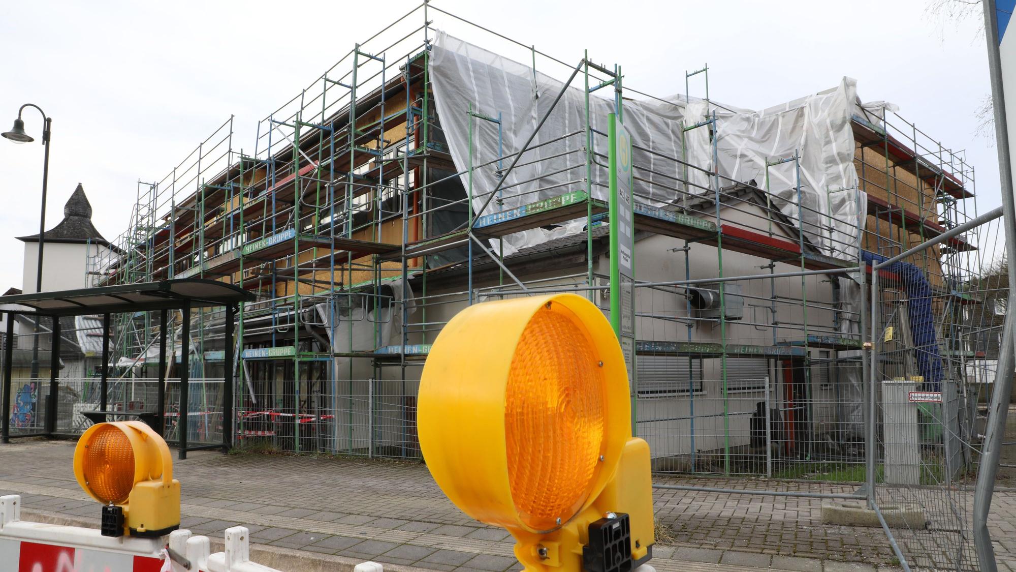 Die Grundschule in Rösrath-Hoffnungsthal wird zurzeit ausgebaut. Bei der Frage eines möglichen Neubaus sieht die Kommunalpolitik Klärungsbedarf.