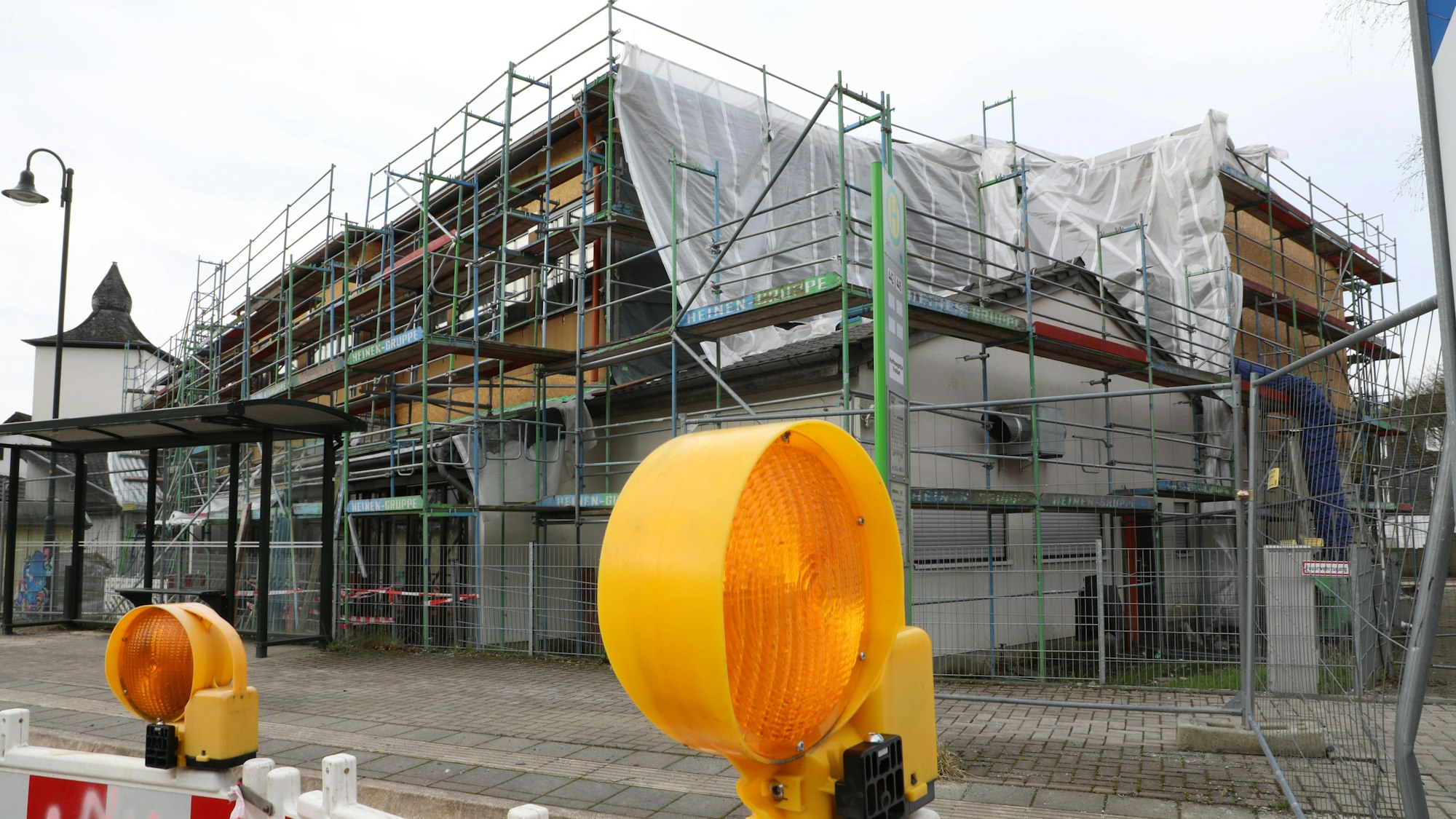 Die Grundschule in Rösrath-Hoffnungsthal wird zurzeit ausgebaut. Bei der Frage eines möglichen Neubaus sieht die Kommunalpolitik Klärungsbedarf.