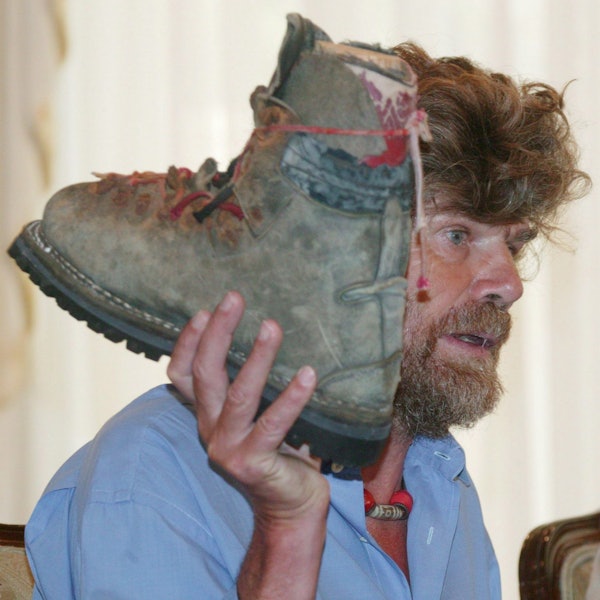 Bergsteiger Reinhold Messner hält einen Schuh, der seinem Bruder gehört haben soll.