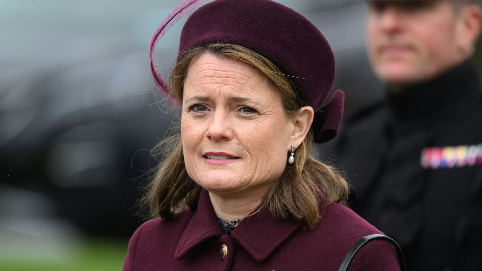 Lady Ghika vertritt Prinzessin Kate bei der Übergabe von Kleeblättern an die Offiziere beim St. Patrick's Day.