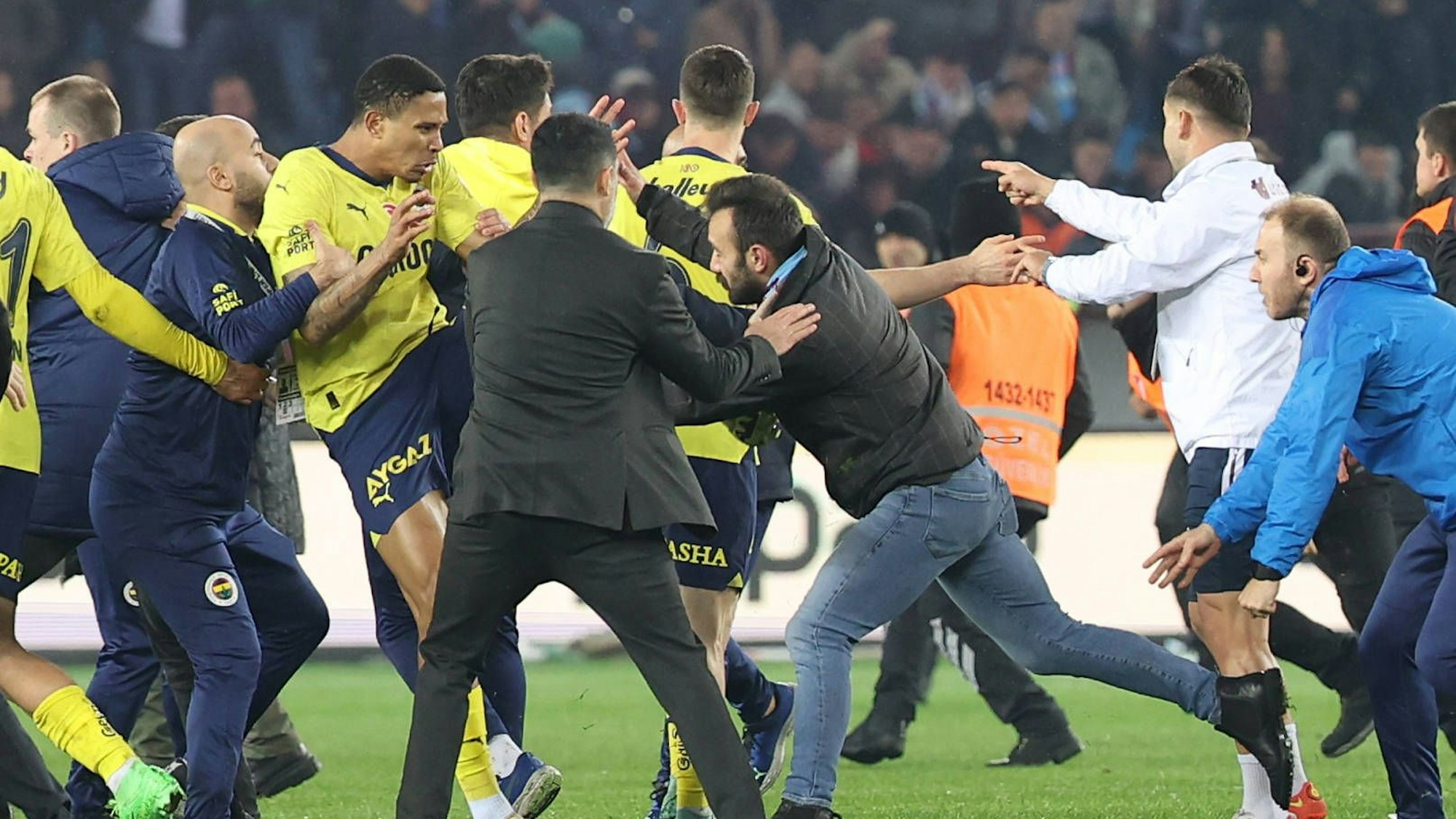 Fans und Spieler lieferten sich auf dem Rasen eine Schlägerei.