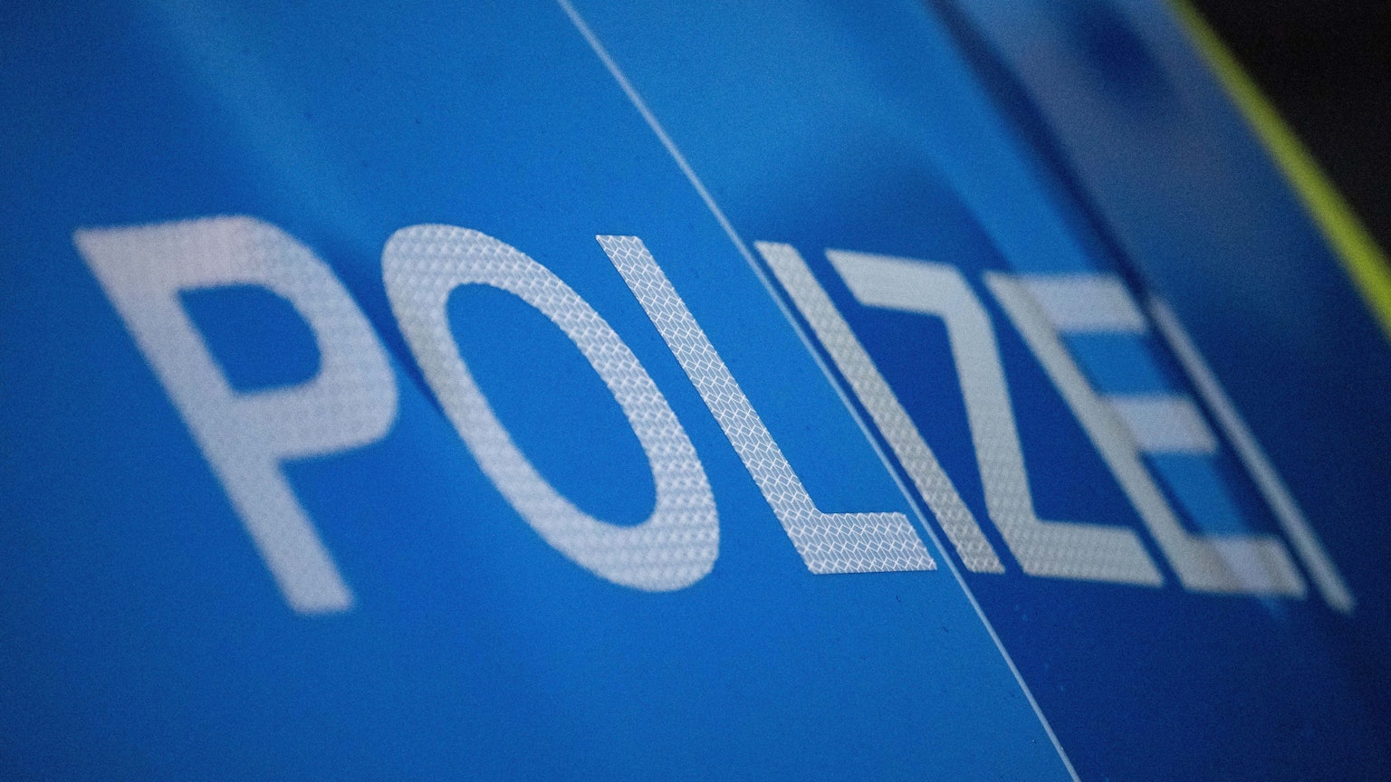 Das Wort Polizei ist auf der Karosserie eines Polizeifahrzeugs zu sehen. (Symbolbild)