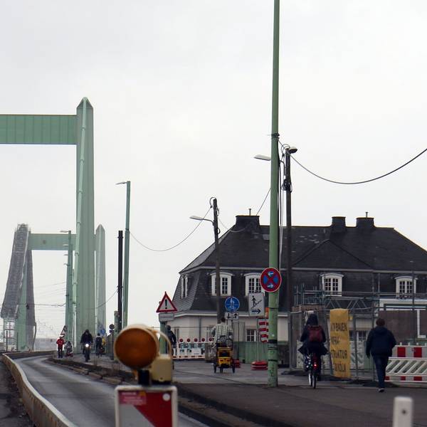 Großbaustelle: Sanierungsarbeiten auf der Mülheimer Brücke. Für sieben Monate wird die Mülheimer Brücke für den Bahnverkehr gesperrt.