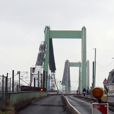 Großbaustelle: Sanierungsarbeiten auf der Mülheimer Brücke. Für sieben Monate wird die Mülheimer Brücke für den Bahnverkehr gesperrt.