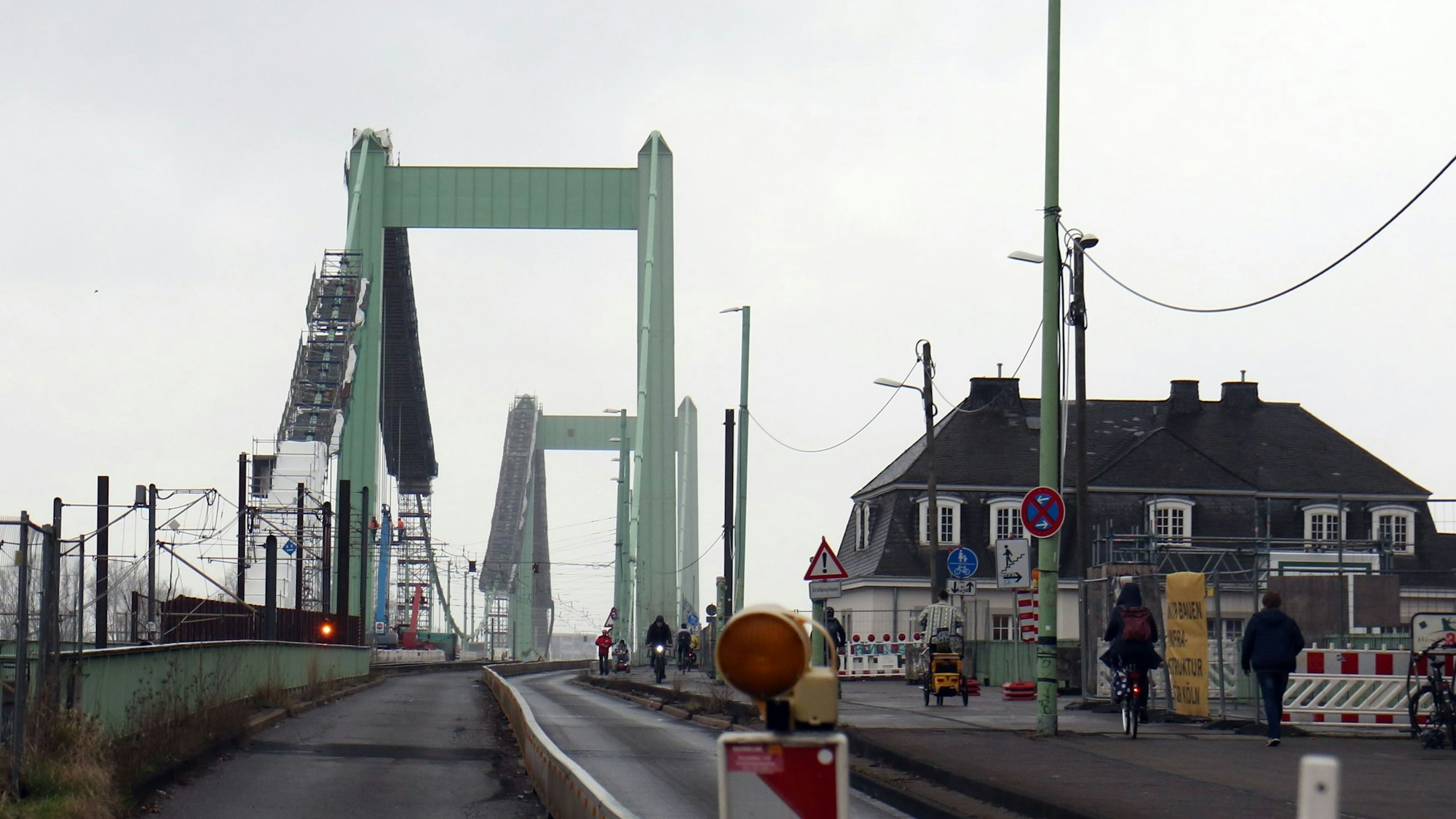 Großbaustelle: Sanierungsarbeiten auf der Mülheimer Brücke. Für sieben Monate wird die Mülheimer Brücke für den Bahnverkehr gesperrt.