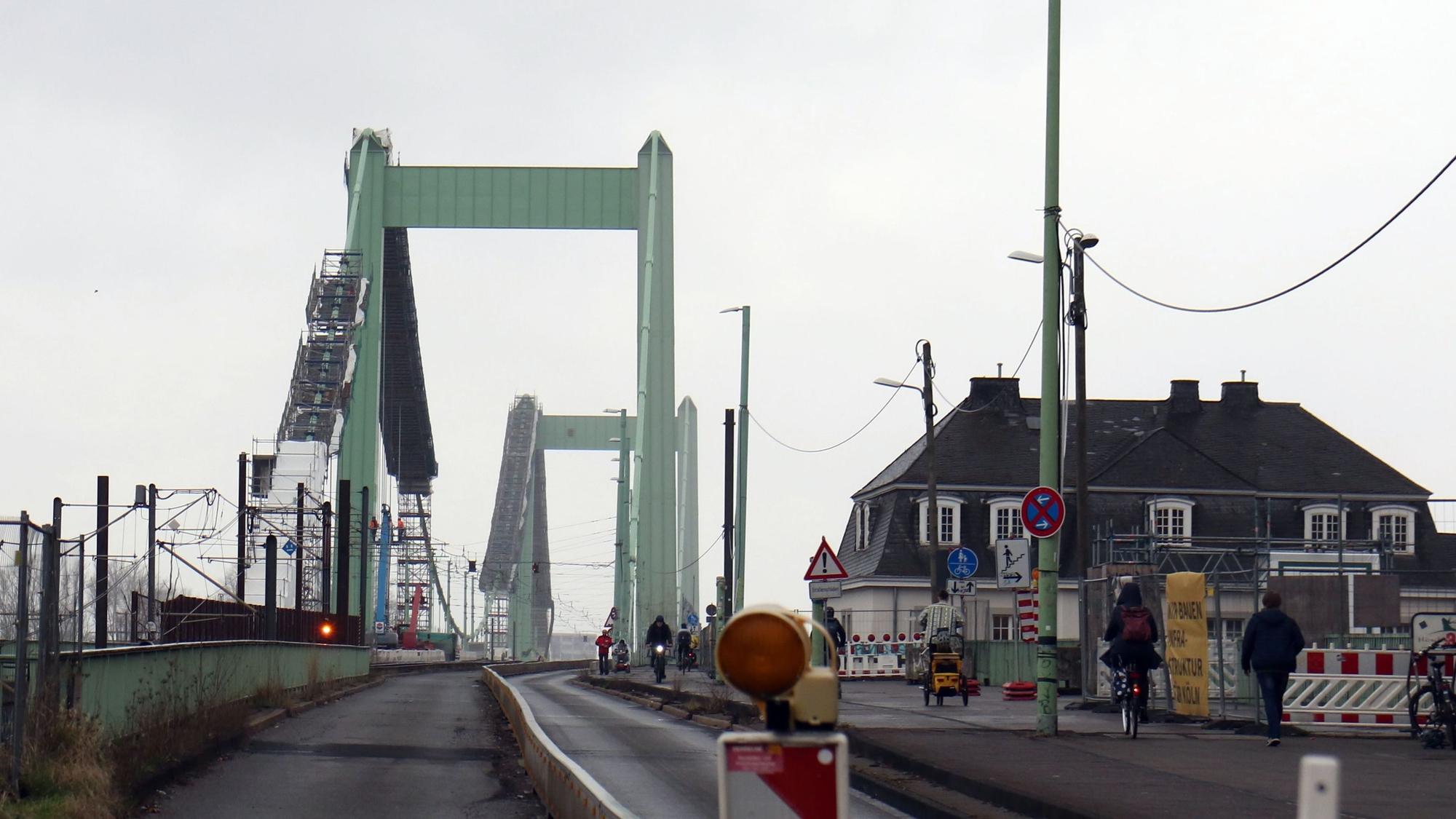 Großbaustelle: Sanierungsarbeiten auf der Mülheimer Brücke. Für sieben Monate wird die Mülheimer Brücke für den Bahnverkehr gesperrt.