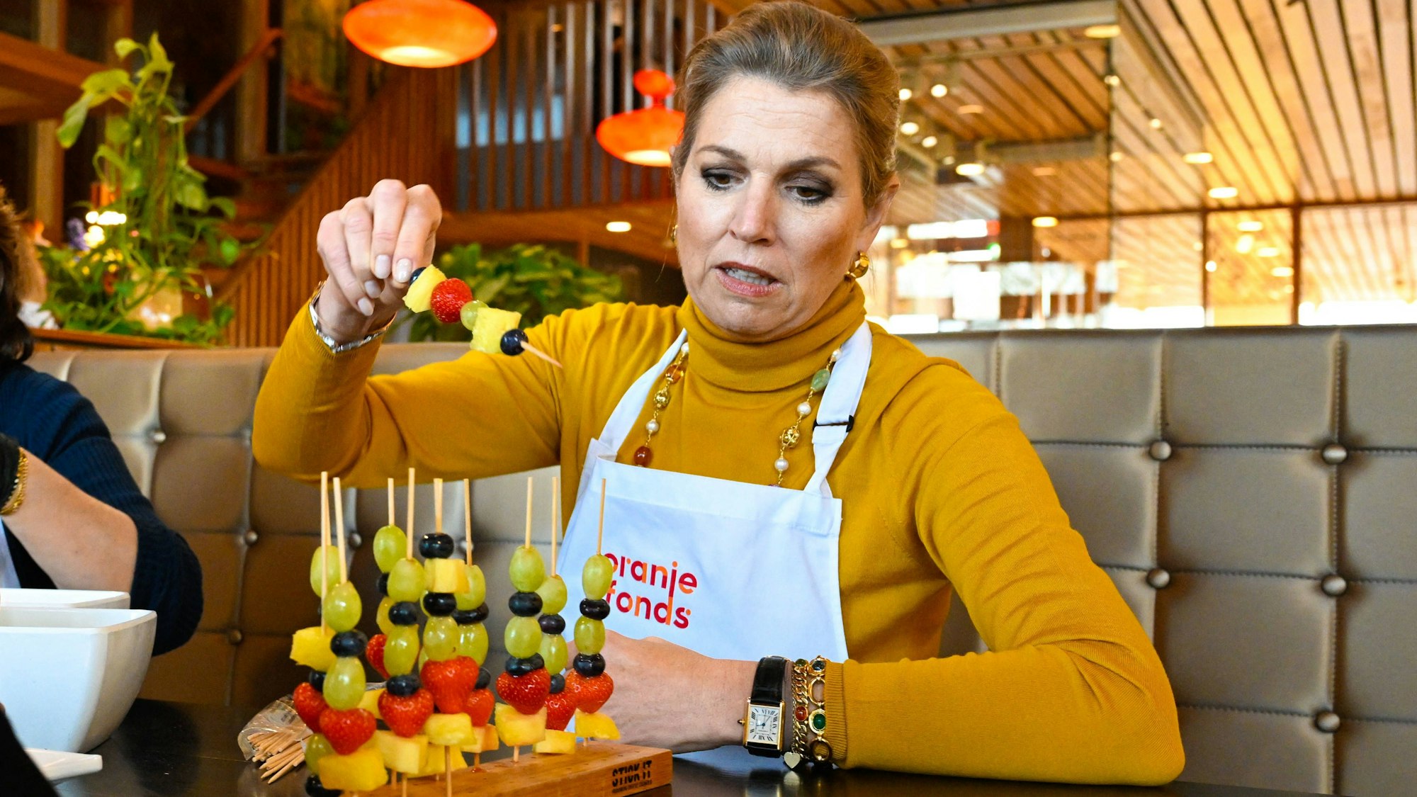 Königin Maxima steckt den Käseigel bei ihrem Termin selbst zusammen.