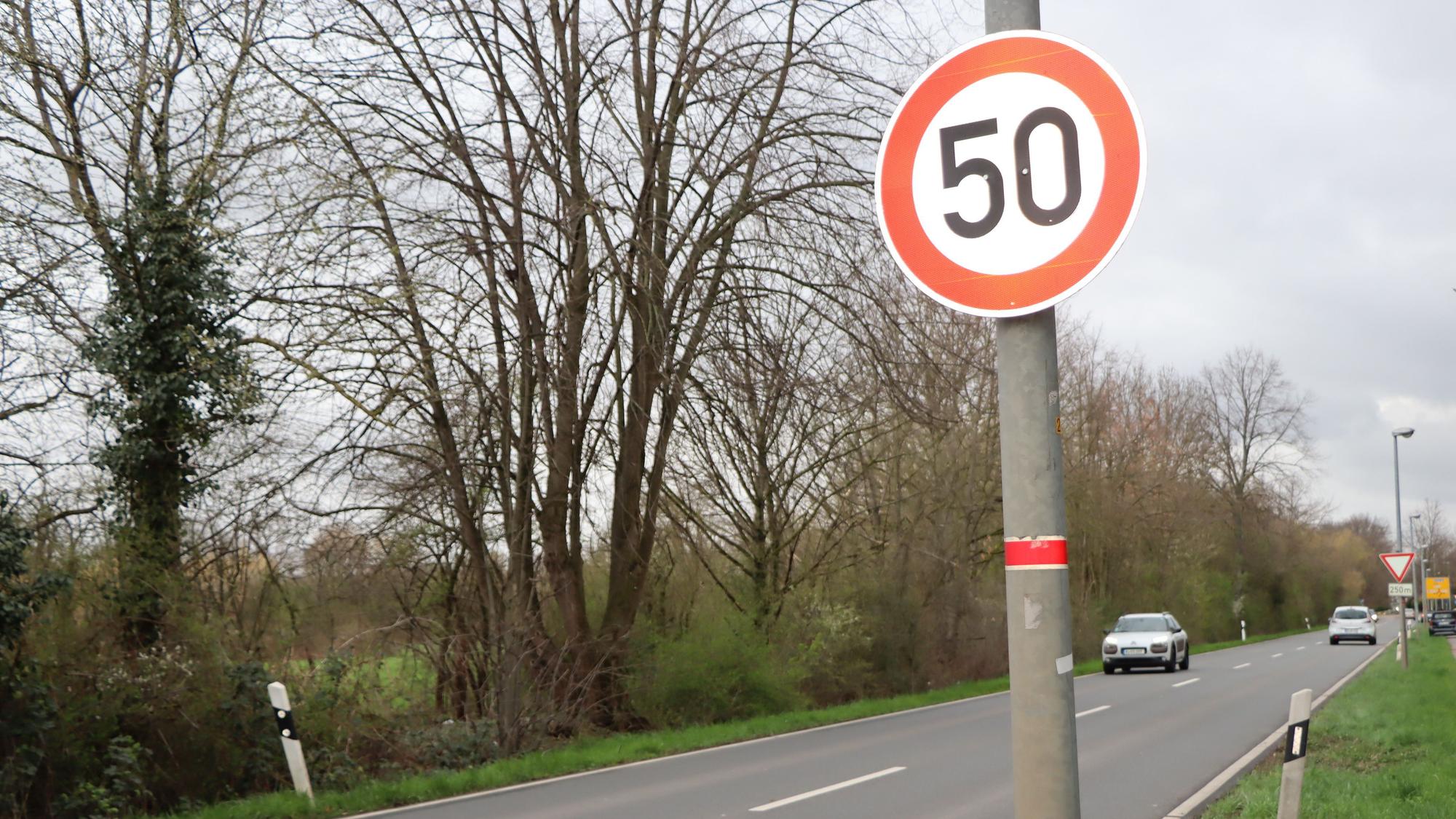 Auf dem Foto ist die Rodenkirchener Straße mit einem Tempo-50-Schild zu sehen.