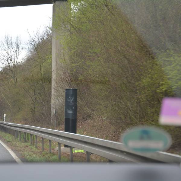 Au dem Foto ist die Lasermessanlage an der B 59 in Pulheim zu sehen. Sie ist mit Folie verhüllt.