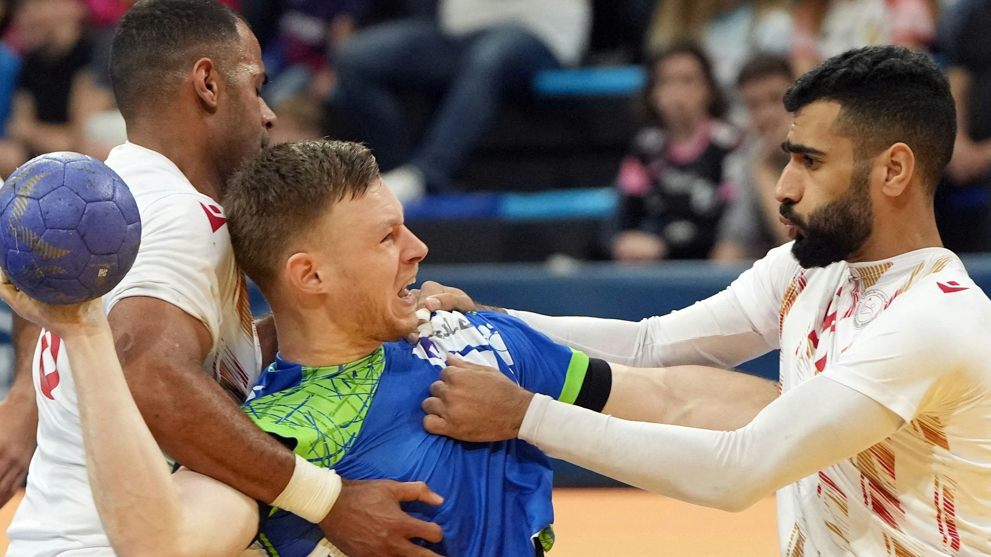 Zwei Handballer von Bahrain versuchen Kreisläufer Kristjan Horzen zu stoppen.