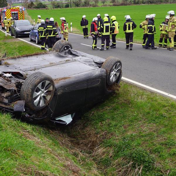 Ein Autofahrer aus Kall hat sich mit seinem Wagen bei Bürvenich überschlagen.