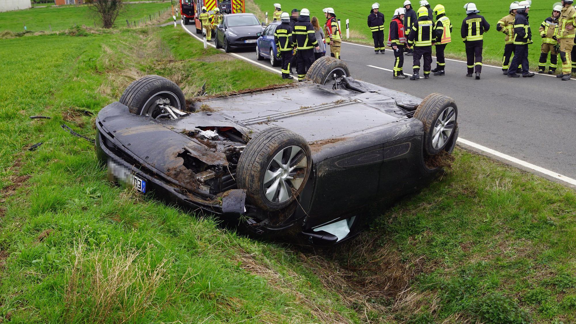 Ein Autofahrer aus Kall hat sich mit seinem Wagen bei Bürvenich überschlagen.
