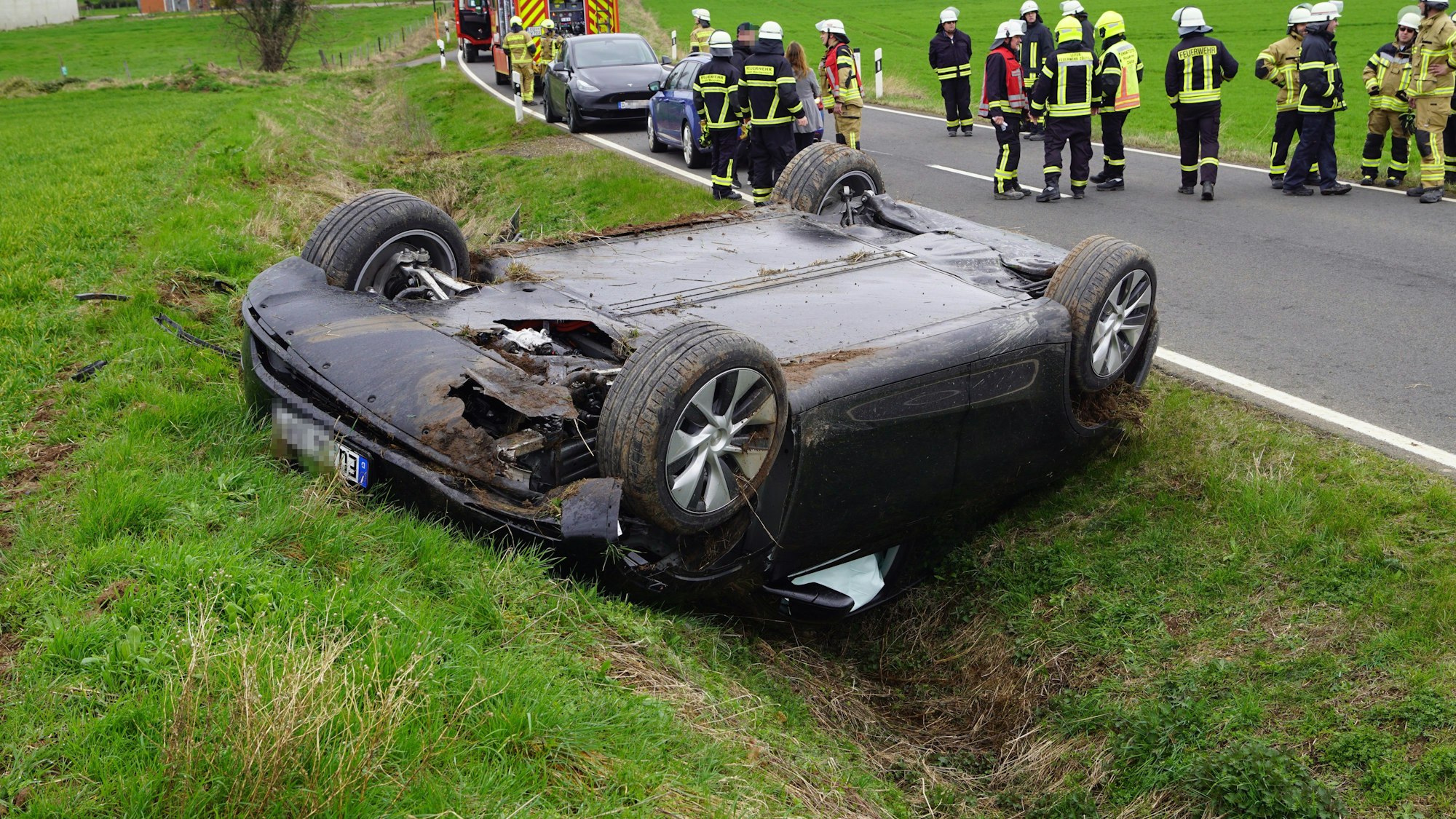 Ein Autofahrer aus Kall hat sich mit seinem Wagen bei Bürvenich überschlagen.