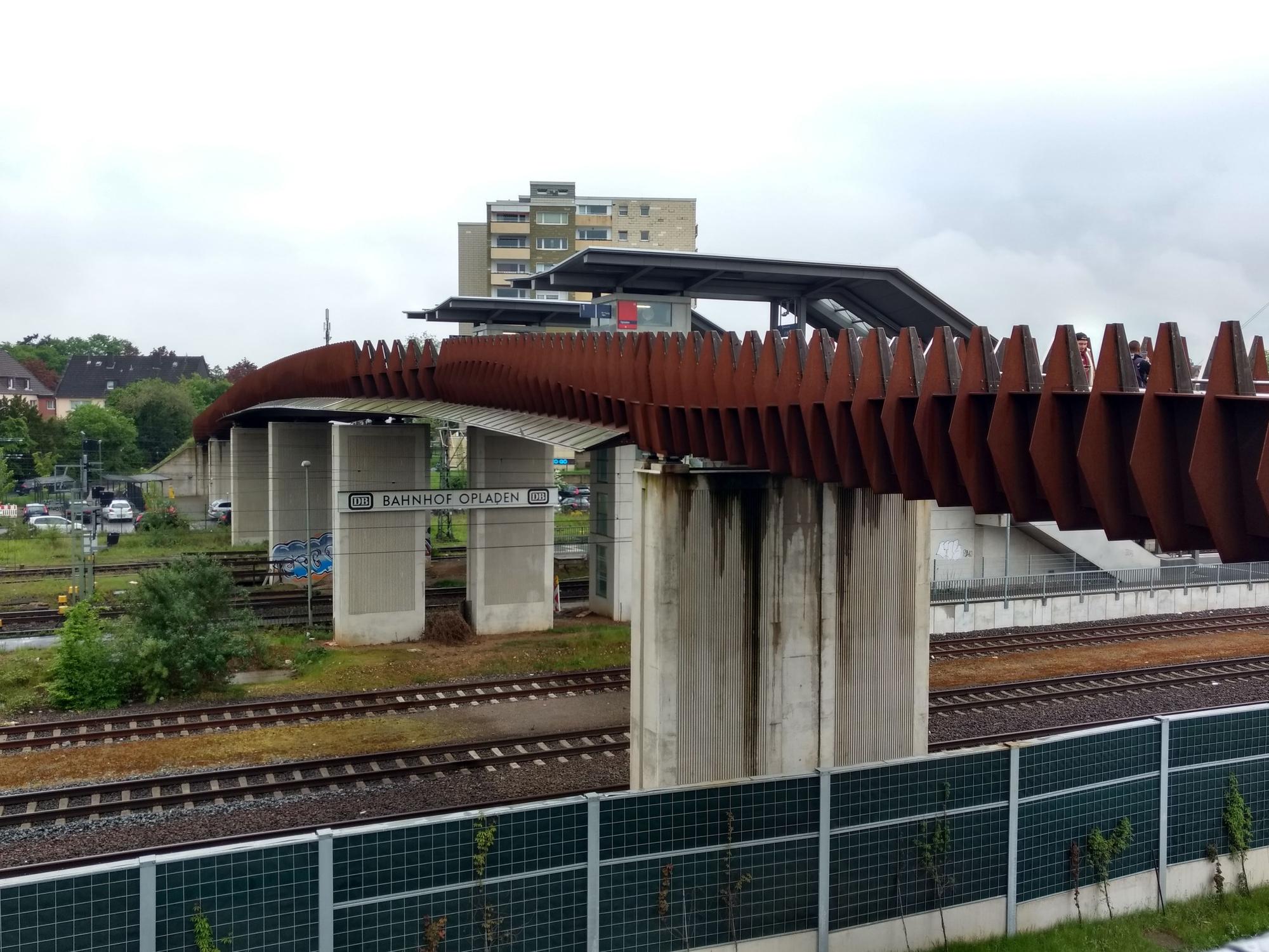 Der Bahnhof Opladen mit Brücke zu den Gleisen