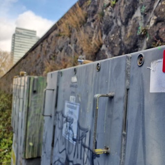Verteilerkästen für Strom auf der Deutzer Werft: Die Stadt und der ehemalige Veranstalter der Kirmes, die Gemeinschaft Kölner Schausteller (GKS), streiten um Besitzverhältnis.