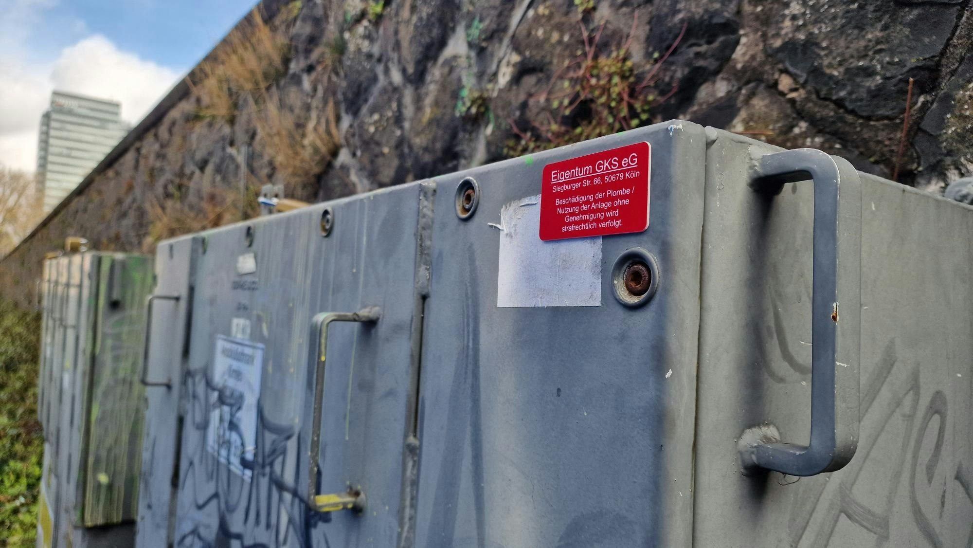 Verteilerkästen für Strom auf der Deutzer Werft: Die Stadt und der ehemalige Veranstalter der Kirmes, die Gemeinschaft Kölner Schausteller (GKS), streiten um Besitzverhältnis.