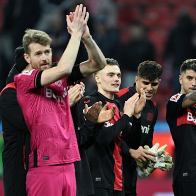 Die Leverkusener Mannschaft jubelt vor der Nordkurve