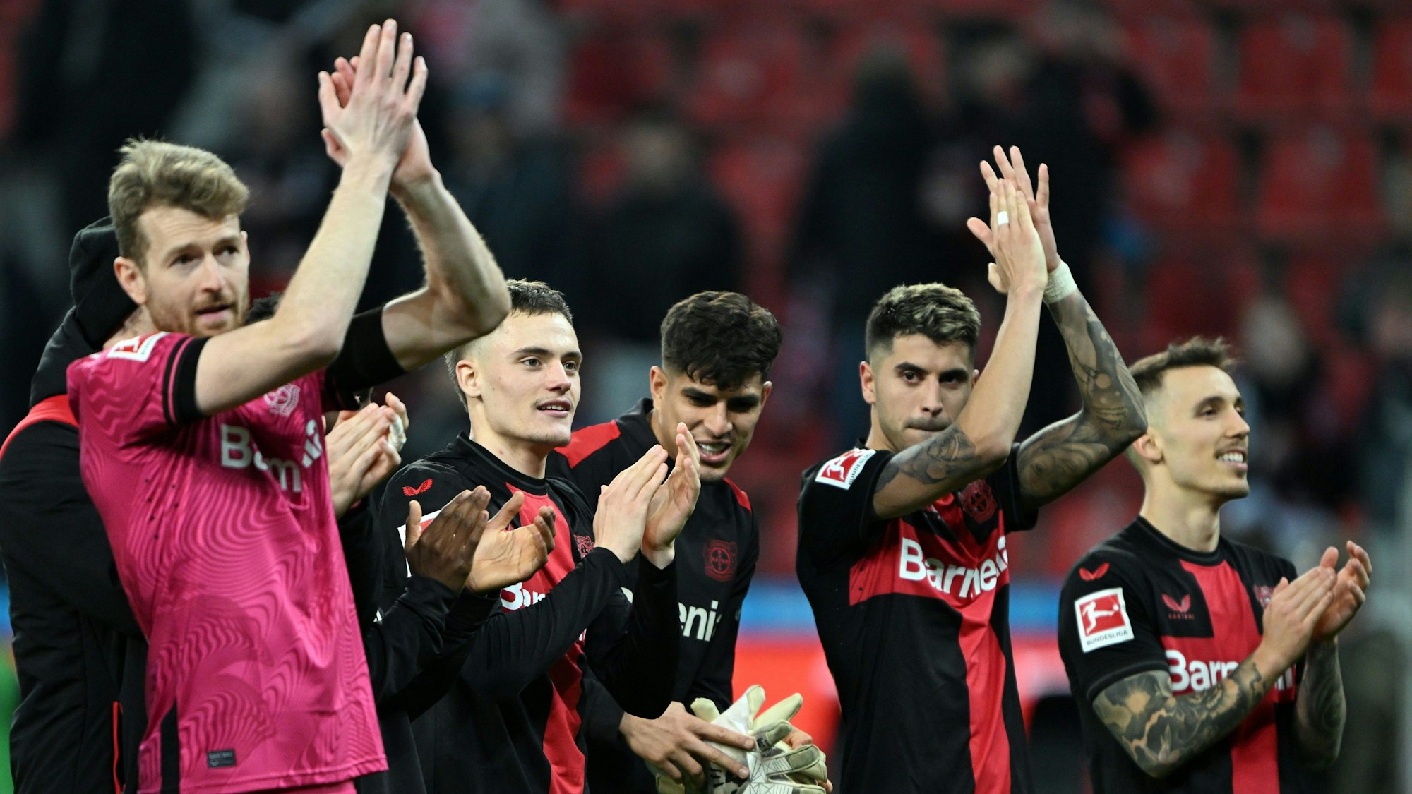 Die Leverkusener Mannschaft jubelt vor der Nordkurve