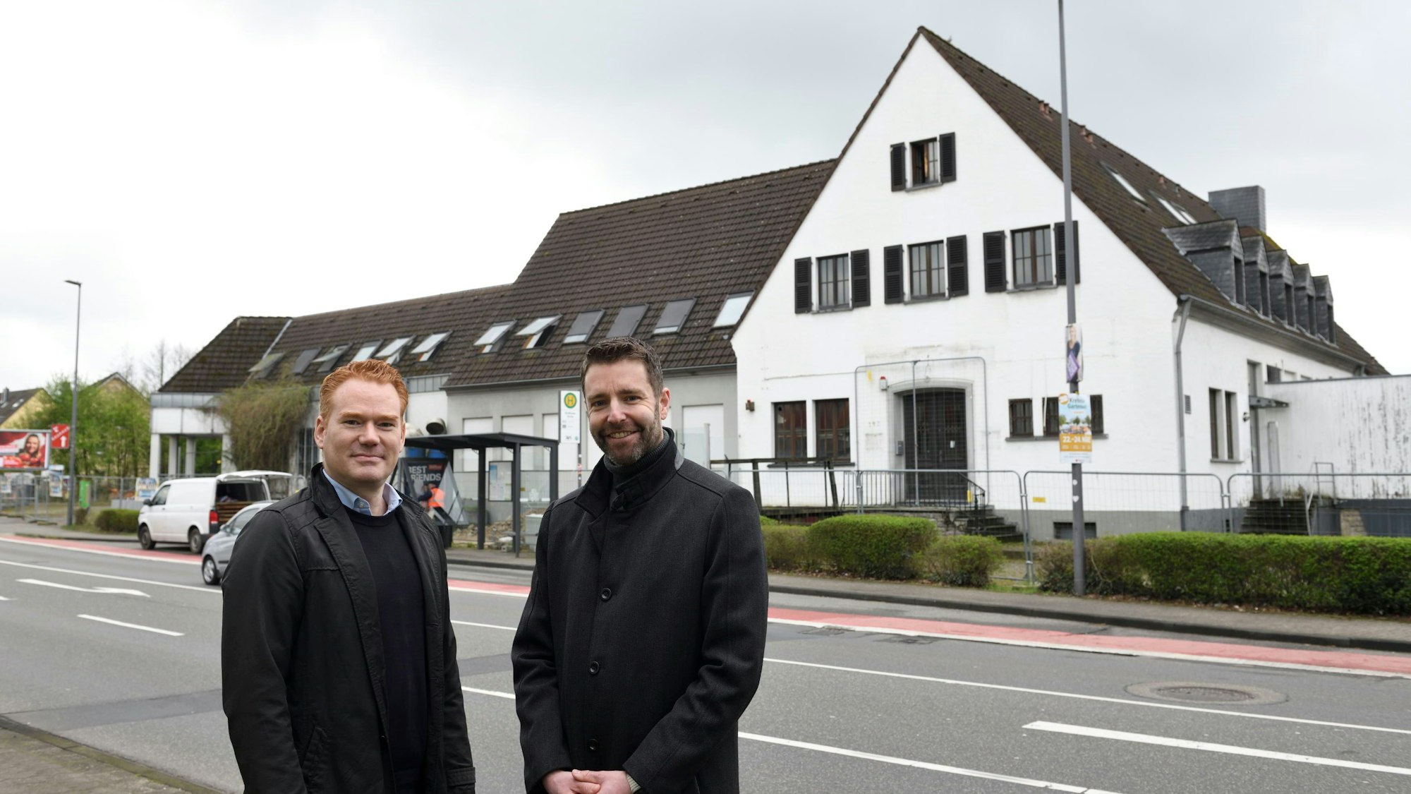 Das Foto zeigt Vertreter von Aldi vor der Milchsammelstelle in Heidkamp