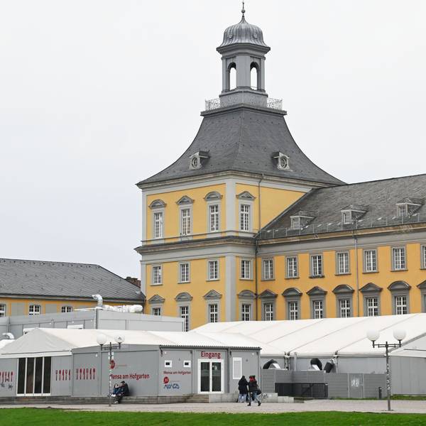 Das Kurfürstliche Schloss neben dem Hofgarten ist das Hauptgebäude der Uni. Es gehört zum Campus Innenstadt der Rheinischen Friedrich-Wilhelms-Universität Bonn.