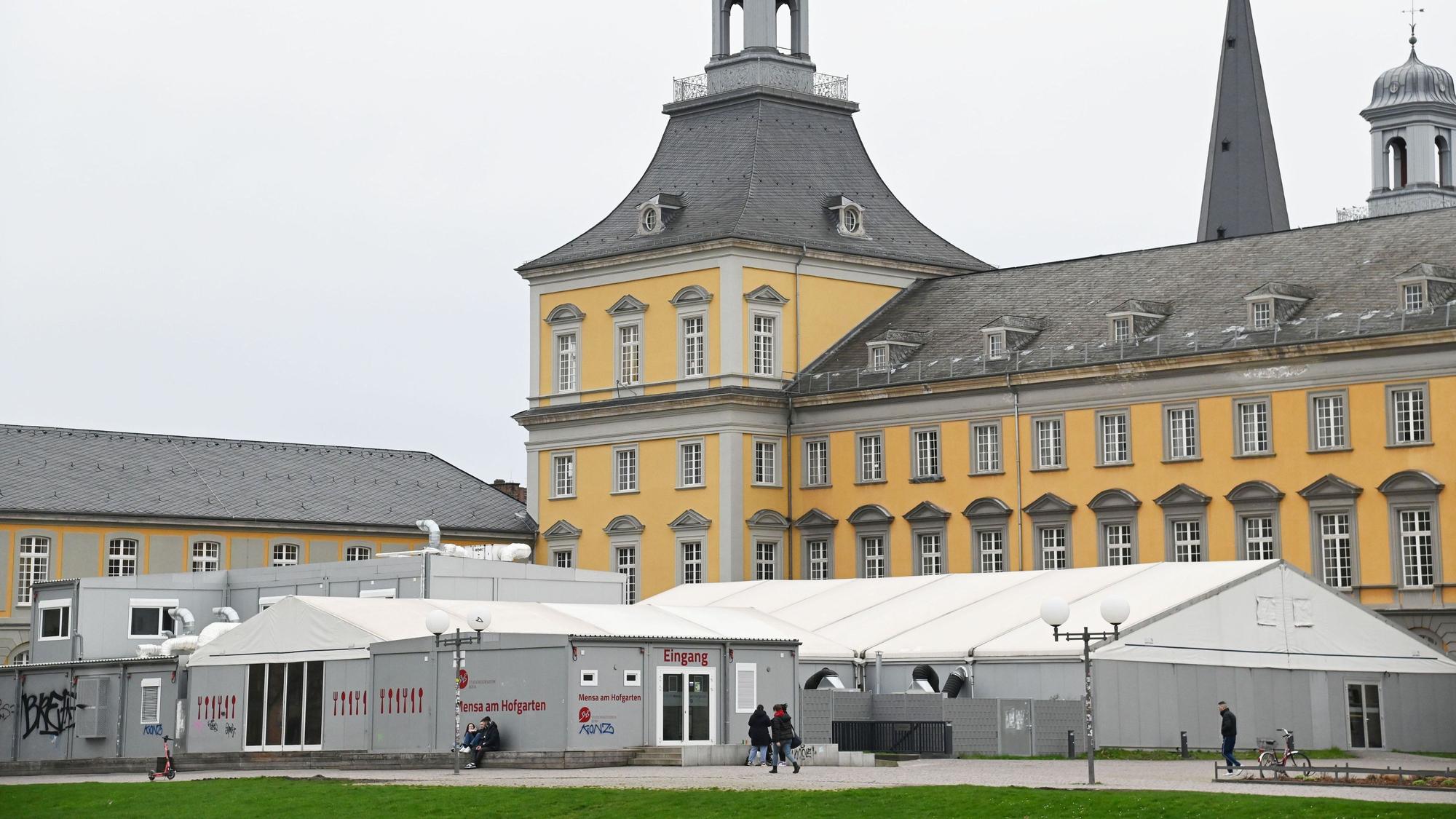 Das Kurfürstliche Schloss neben dem Hofgarten ist das Hauptgebäude der Uni. Es gehört zum Campus Innenstadt der Rheinischen Friedrich-Wilhelms-Universität Bonn.