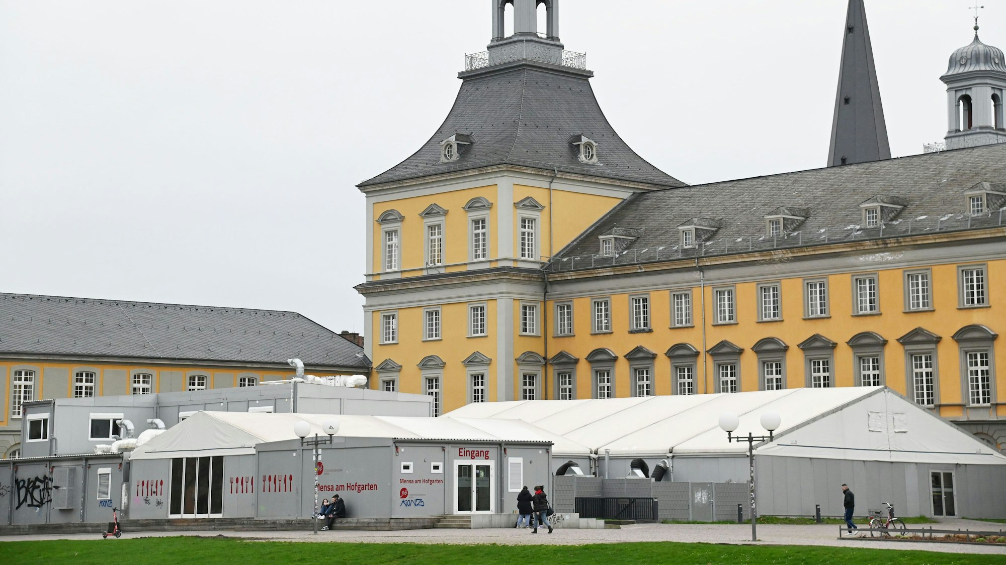 Das Kurfürstliche Schloss neben dem Hofgarten ist das Hauptgebäude der Uni. Es gehört zum Campus Innenstadt der Rheinischen Friedrich-Wilhelms-Universität Bonn.