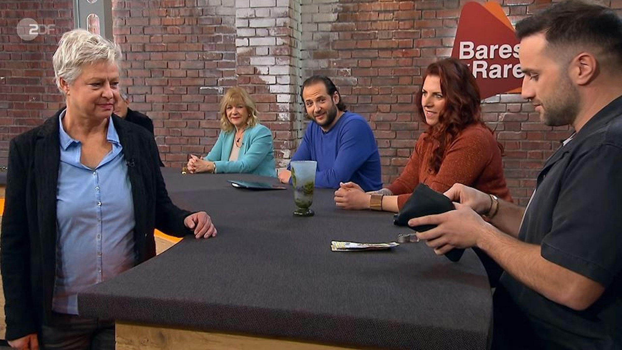 Händler David Suppes erhielt schließlich den Zuschlag für die Vase bei Bares für Rares.