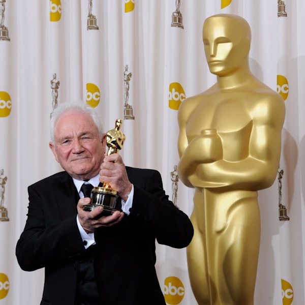 Drehbuchautor David Seidler 2011 mit seinem Oscar für das beste Originaldrehbuch für „The King's Speech“.