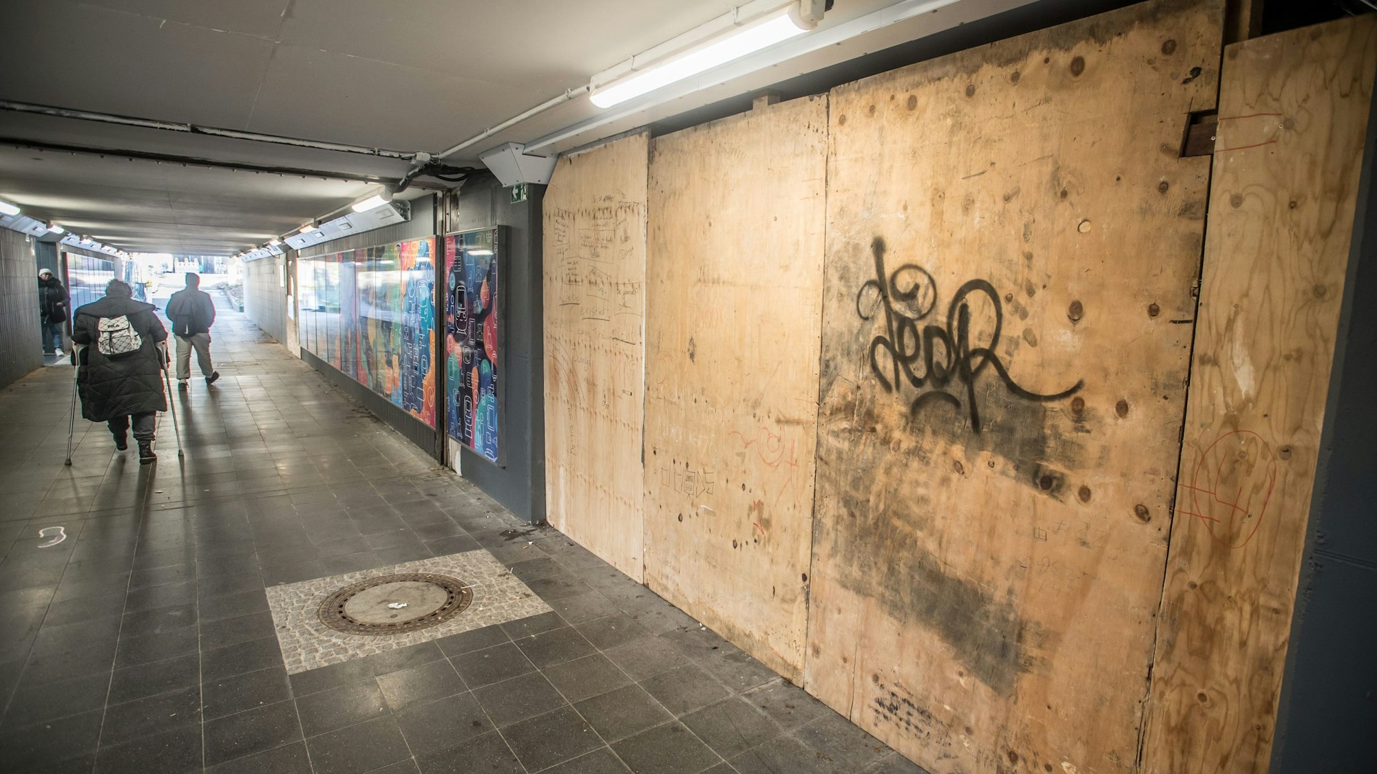 Aufzüge zu den Bahnsteigen im Bahnhof Leverkusen Mitte fehlen. Foto: Ralf Krieger