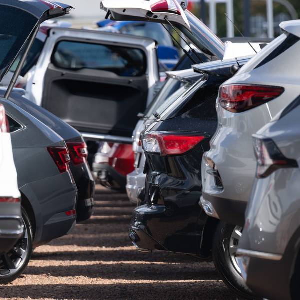Autos auf dem Hof eines Autohändlers