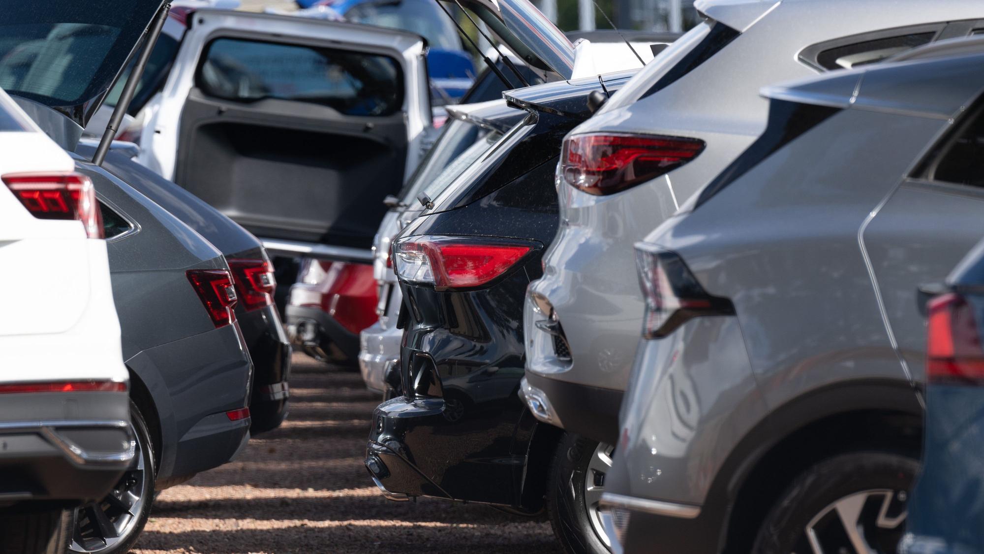 Autos auf dem Hof eines Autohändlers