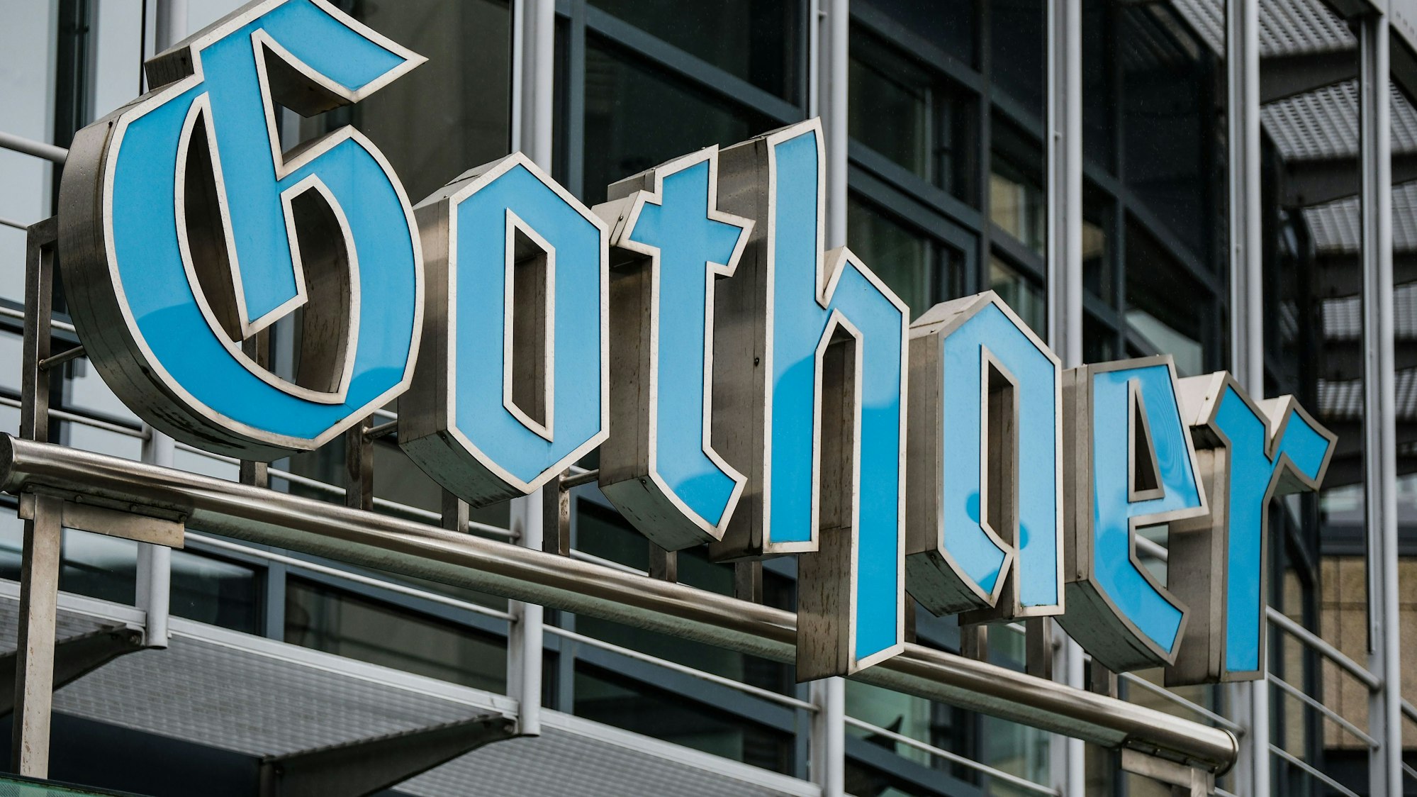 ARCHIV - 29.09.2023, Nordrhein-Westfalen, Köln: Ein Logo hängt über dem Sitz der Gothaer Versicherung. Die beiden Versicherungen Gothaer und Barmenia schließen sich zusammen, das Bundeskartellamt hat grünes Licht gegeben. (zu dpa: «Grünes Licht für Fusion von Barmenia und Gothaer») Foto: Oliver Berg/dpa +++ dpa-Bildfunk +++