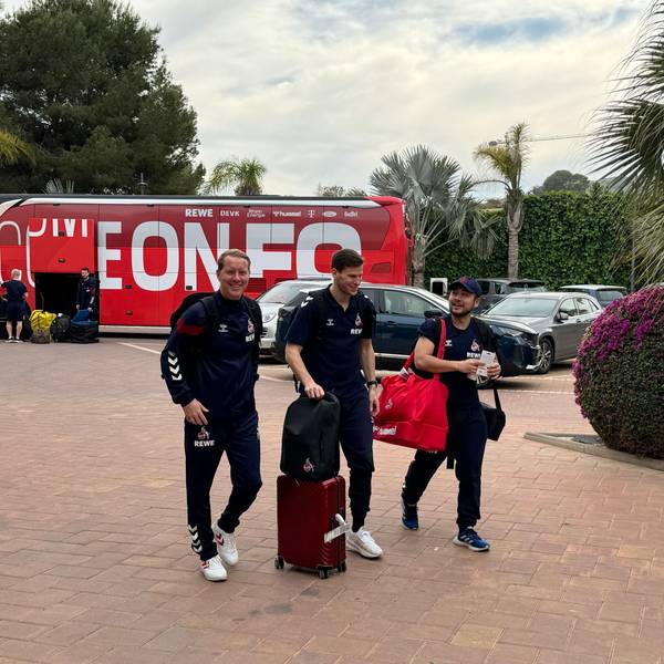 Ein gut gelaunter FC-Trainer Timo Schultz (v.l.) und die Spielanalysten Denis Huckestein und Seigo Hirakawa sind am La Finca Resort in Algorfa eingetroffen.