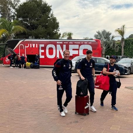 Ein gut gelaunter FC-Trainer Timo Schultz (v.l.) und die Spielanalysten Denis Huckestein und Seigo Hirakawa sind am La Finca Resort in Algorfa eingetroffen.