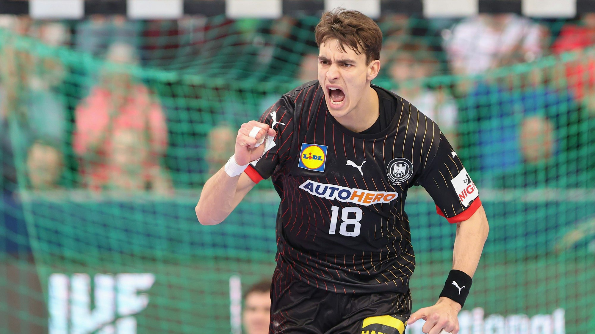 Mit geballter rechter Faust läuft Julian Köster jubelnd über das Spielfeld.
