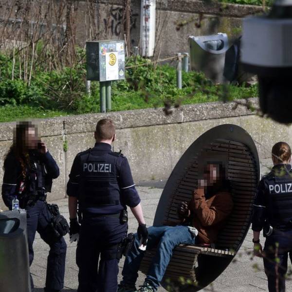 Eine Personenkontrolle am 19. März 2024 am Ebertplatz. Festgehalten von der Überwachungskamera der Polizei.