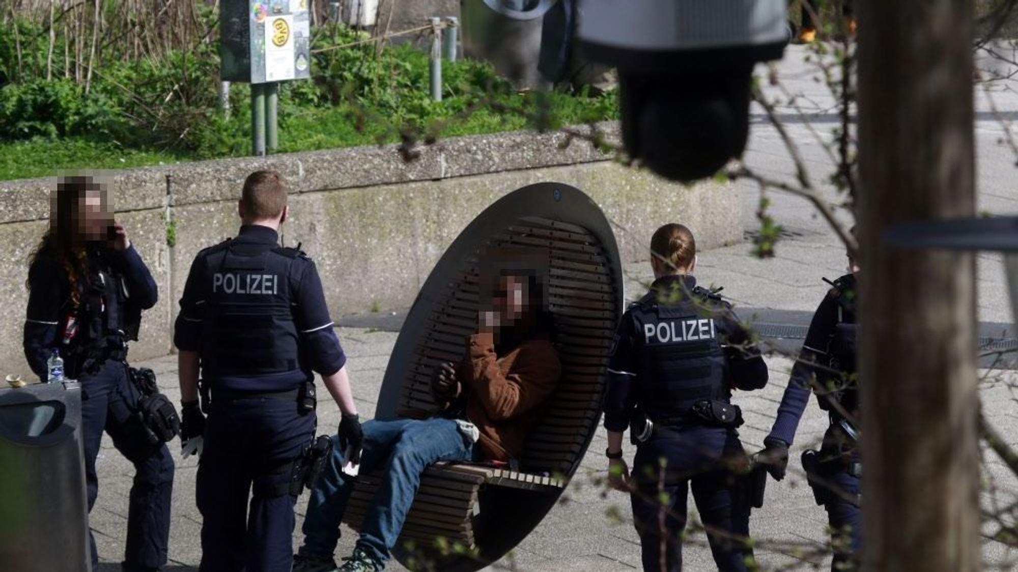 Eine Personenkontrolle am Ebertplatz im März.