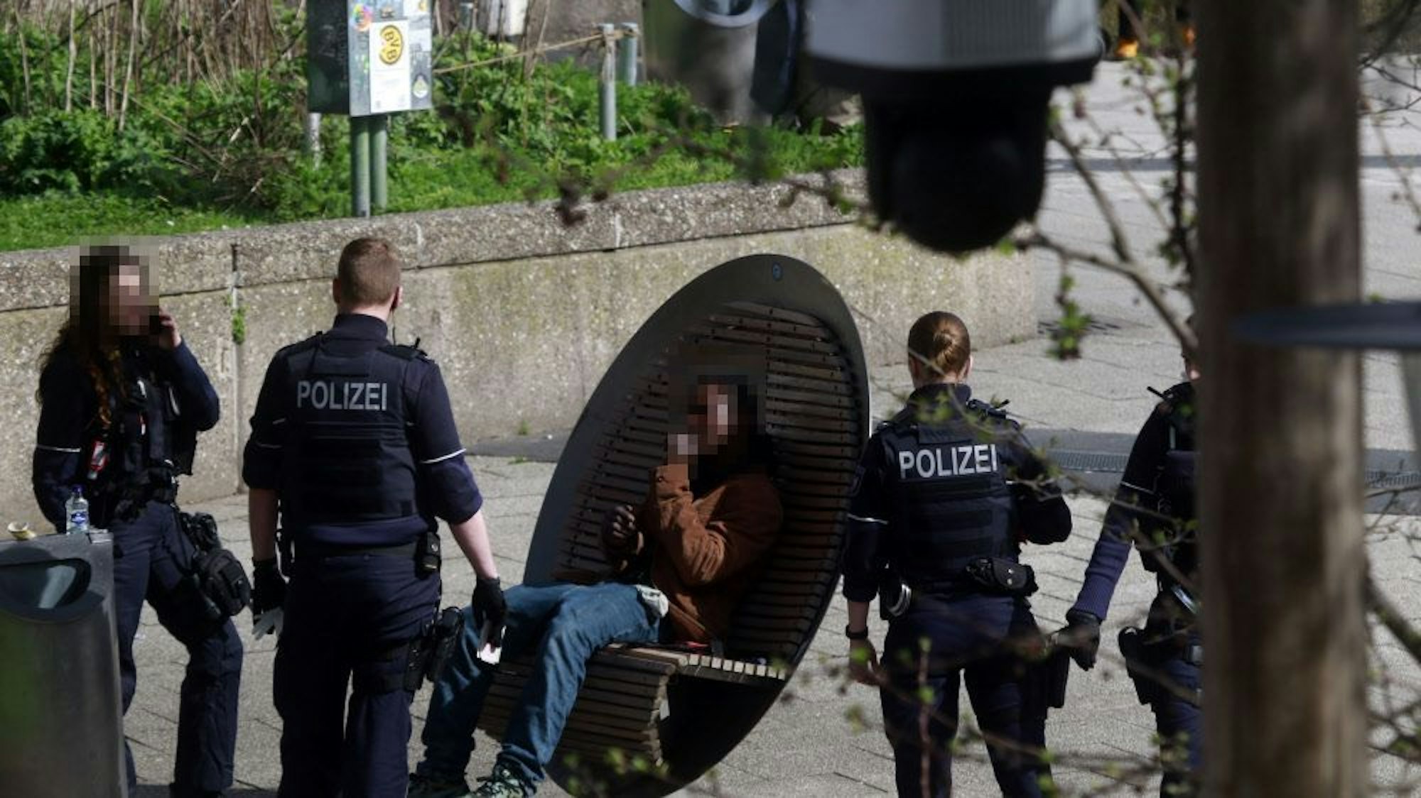 Eine Personenkontrolle am Ebertplatz im März.